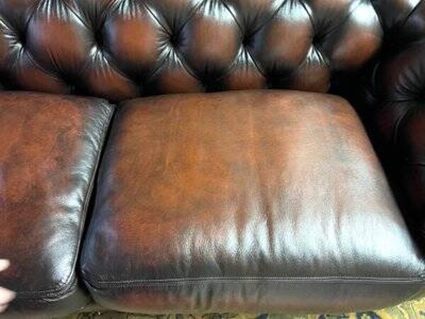 Canapé Chesterfield anglais en cuir marron capitonné