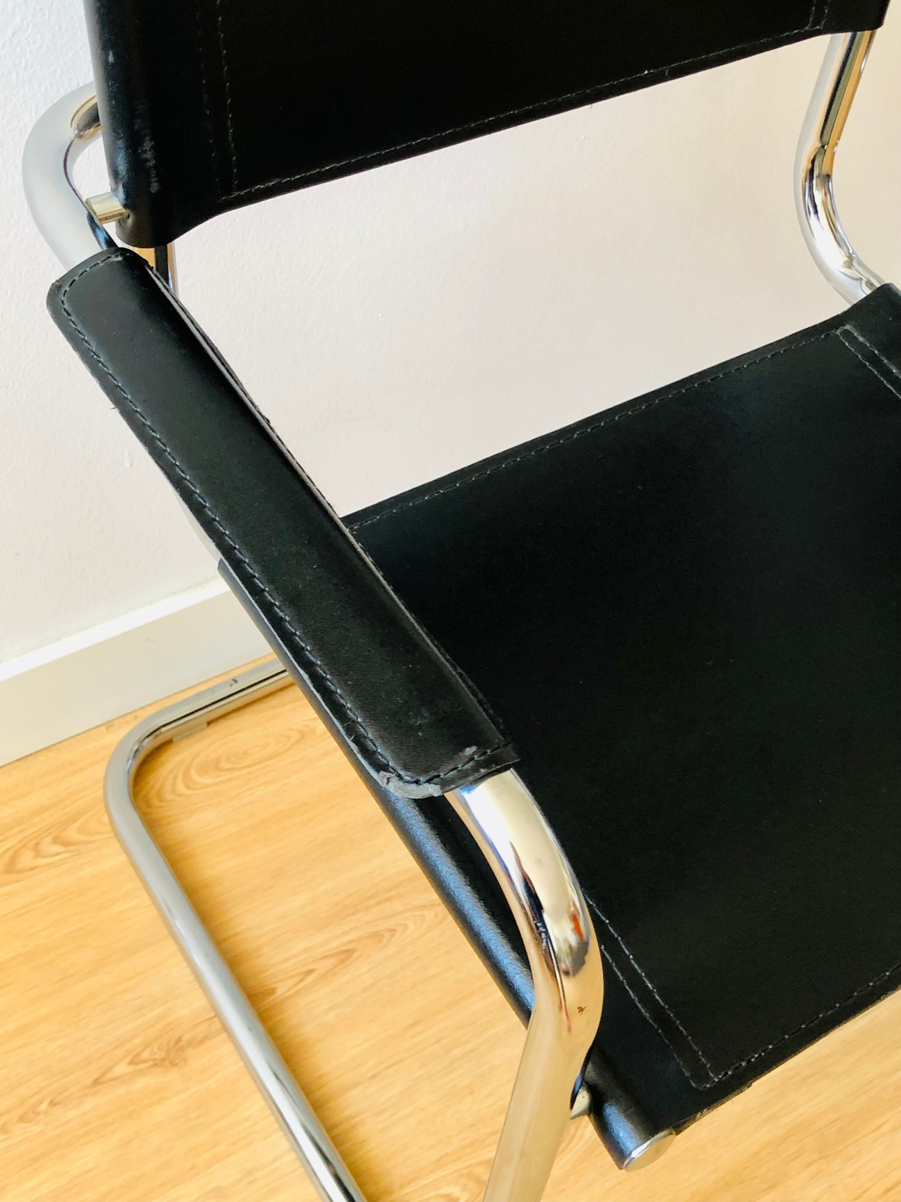 Pair of tubular armchairs in metal and leather Style Marcel Breuer