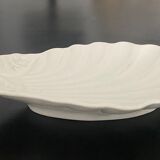 2 shell-shaped cups
