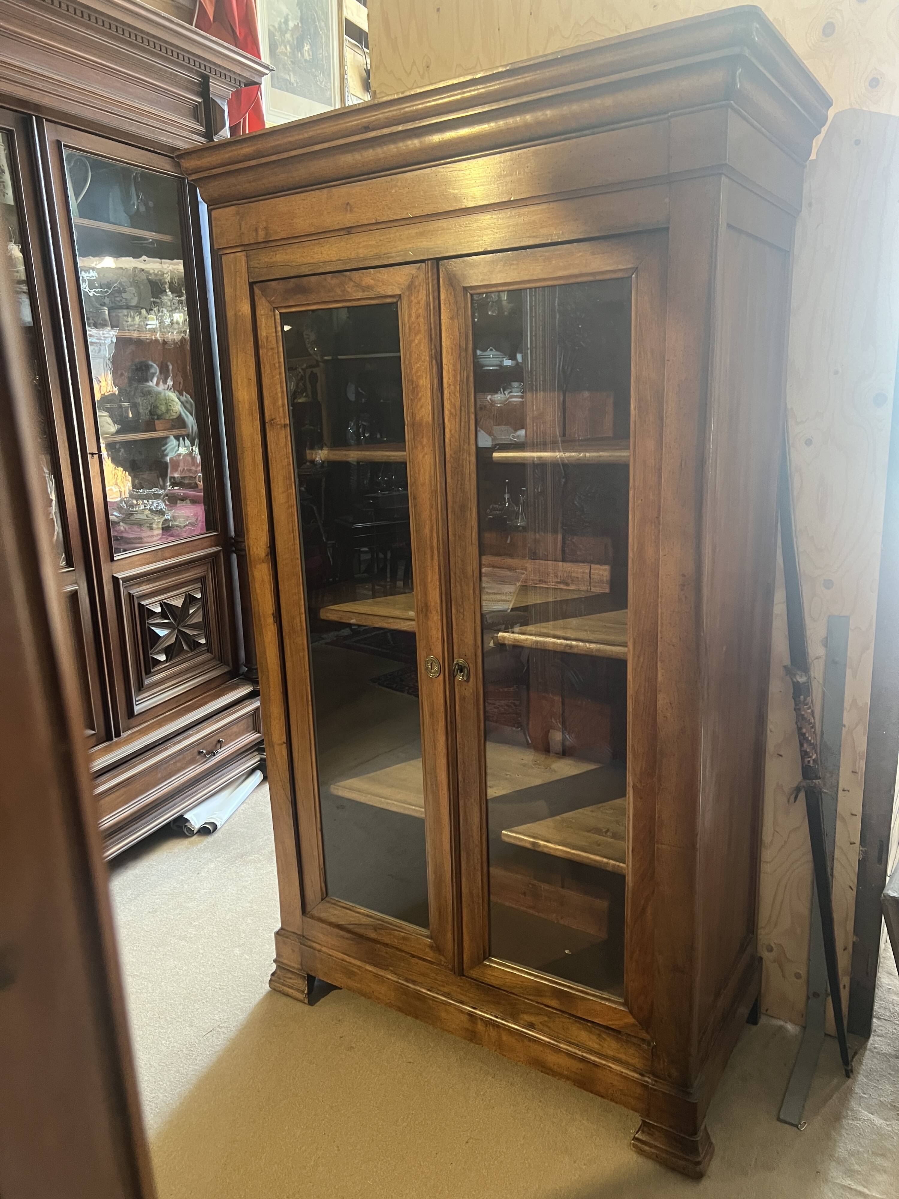 Two-door display cabinet in Louis Philippe style.