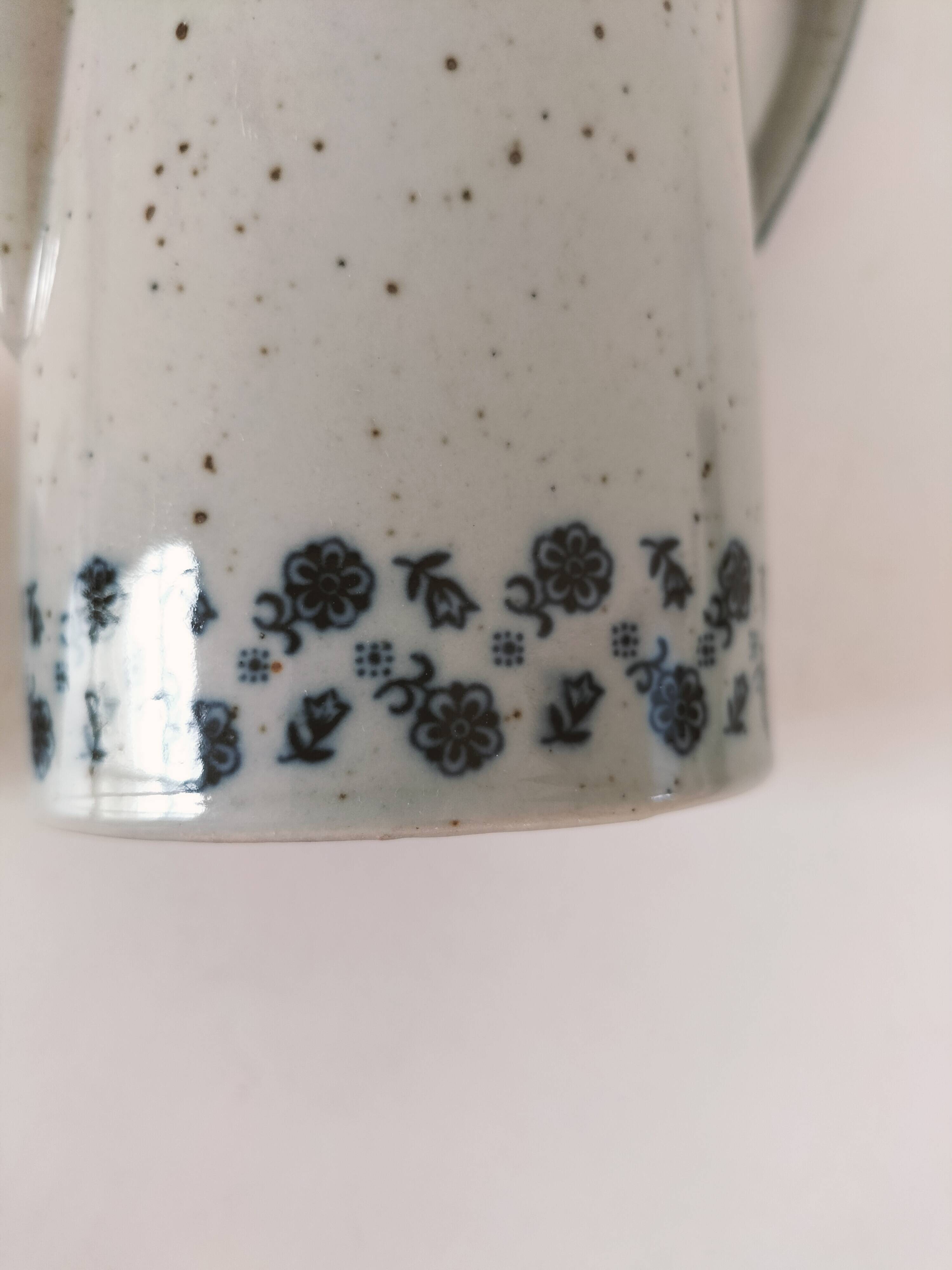 Cafetière vintage en grès moucheté – décor floral bleu marine