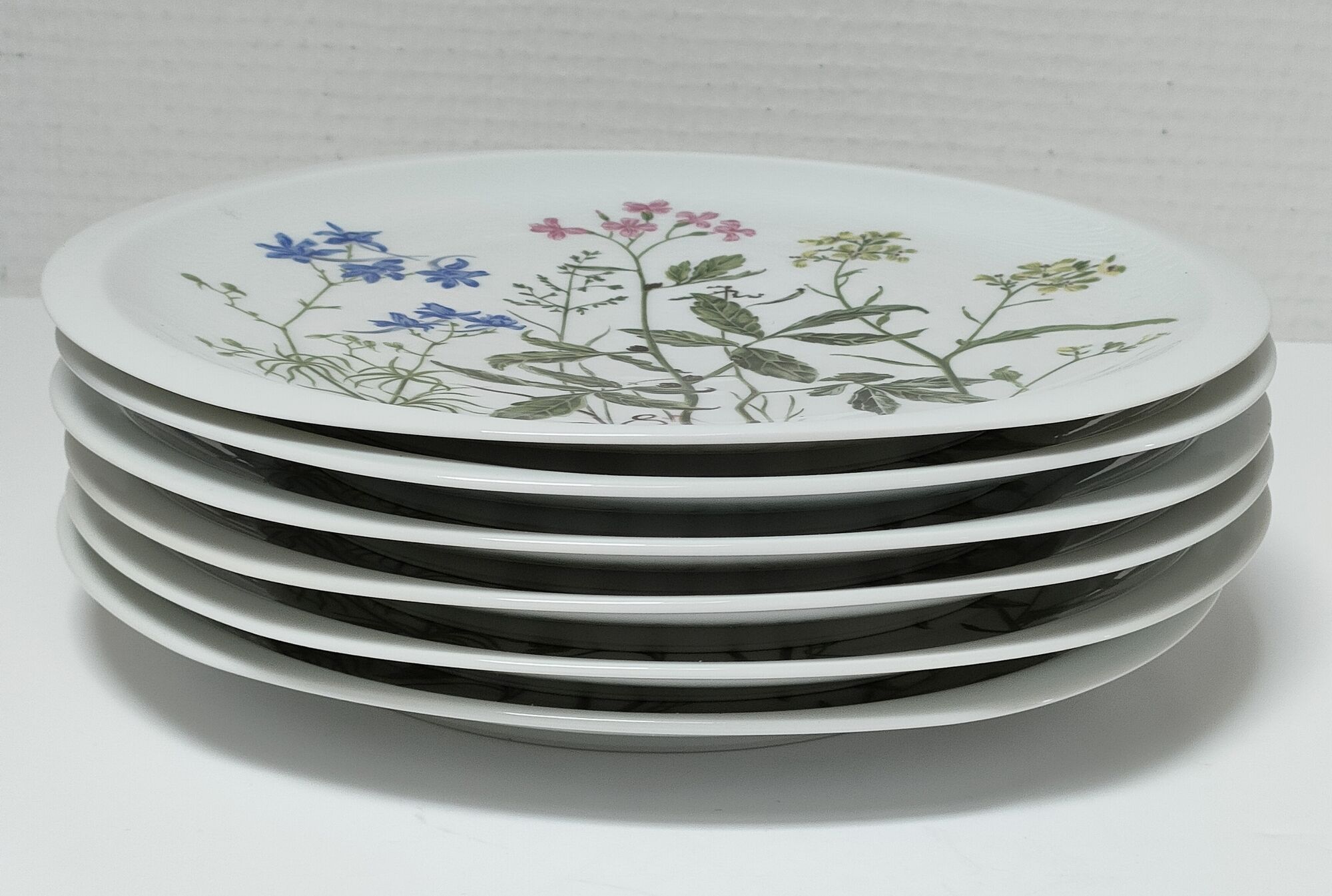 Six flat plates porcelain Bernardaud Limoges model Alcée floral decoration