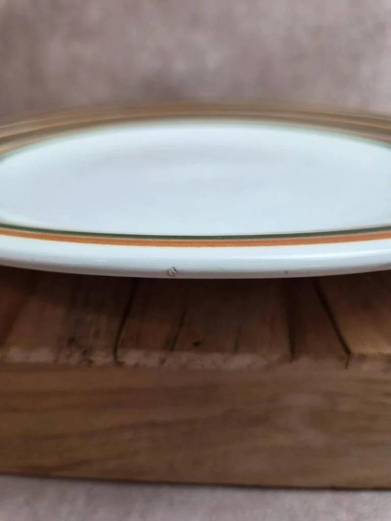 Plat rond Sarreguemines peint à la main – décor rayures vertes et brunes