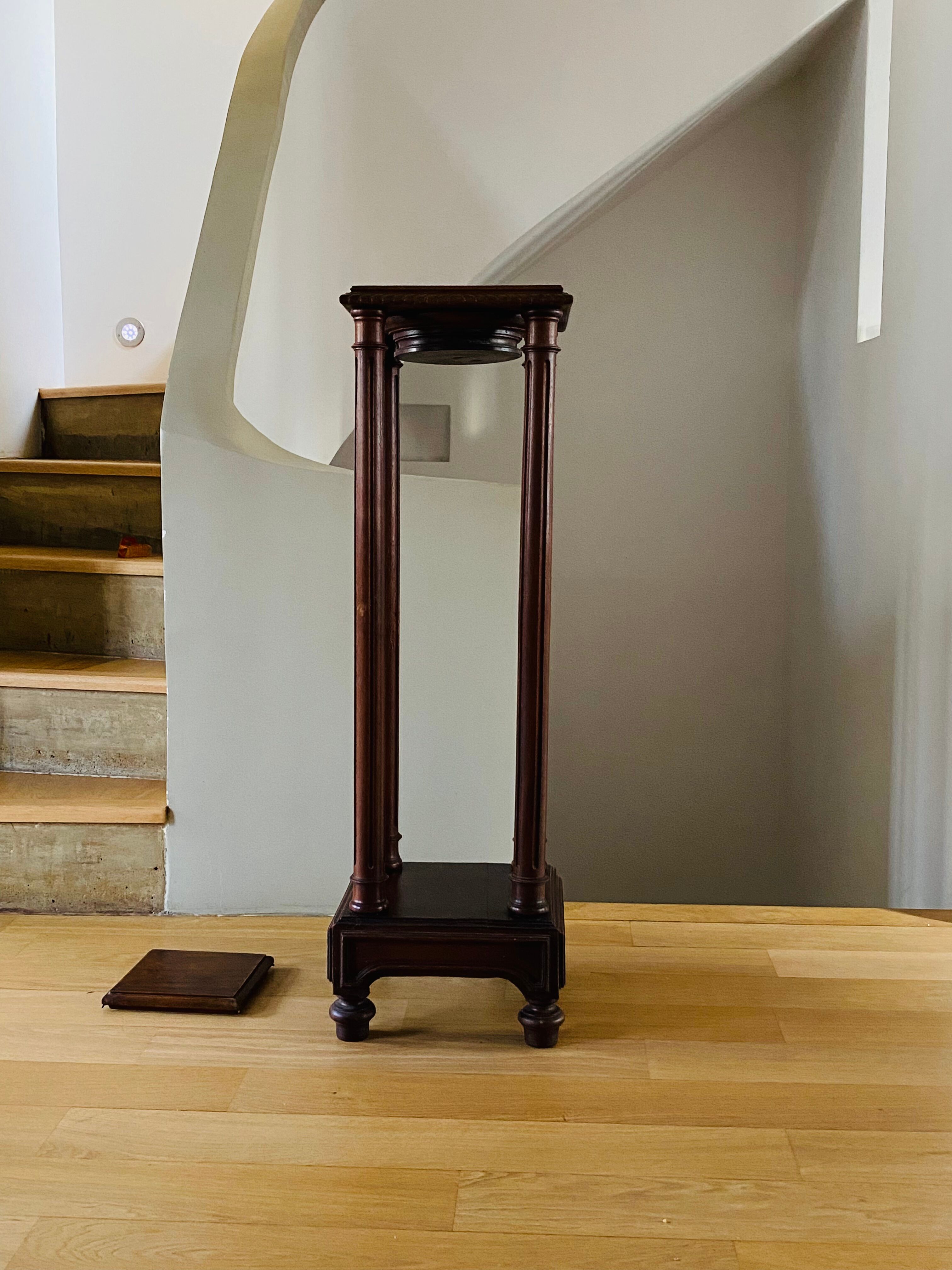 High pedestal table in solid wood
