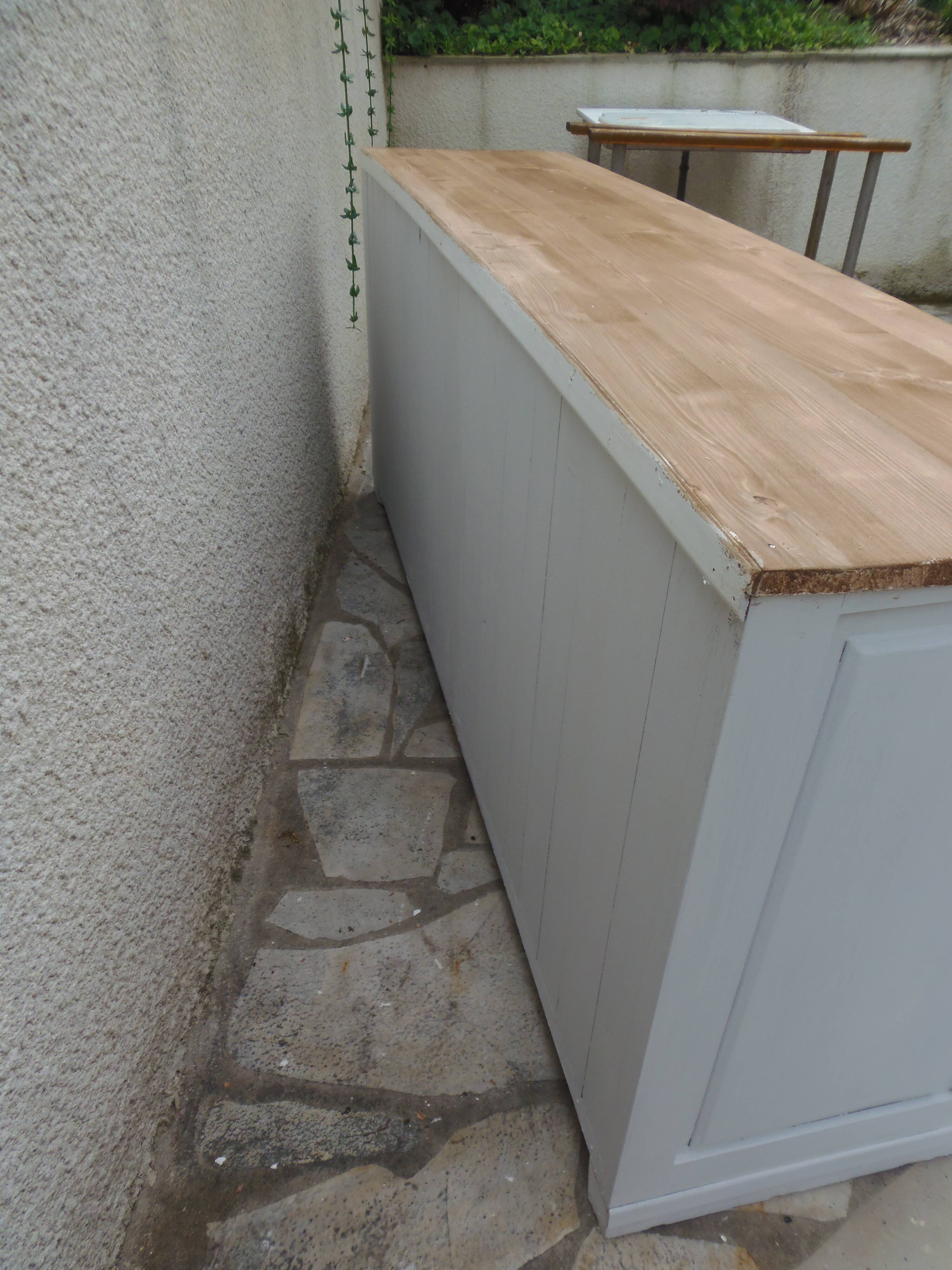 Meuble de métier patiné gris perle, plateau bois.