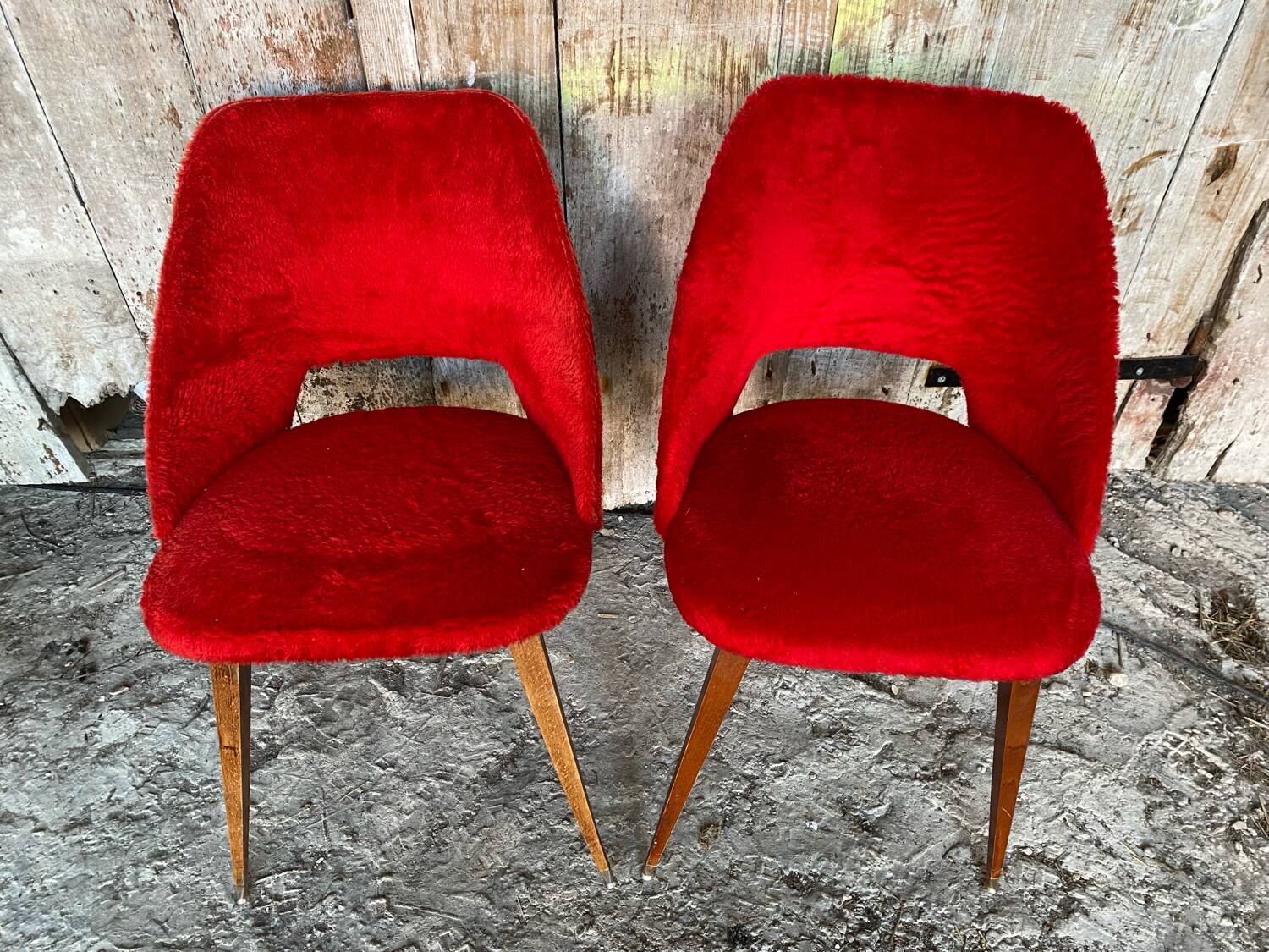 Paire de chaises Achille Decommere en fausse fourrure rouge et pieds compas en bois