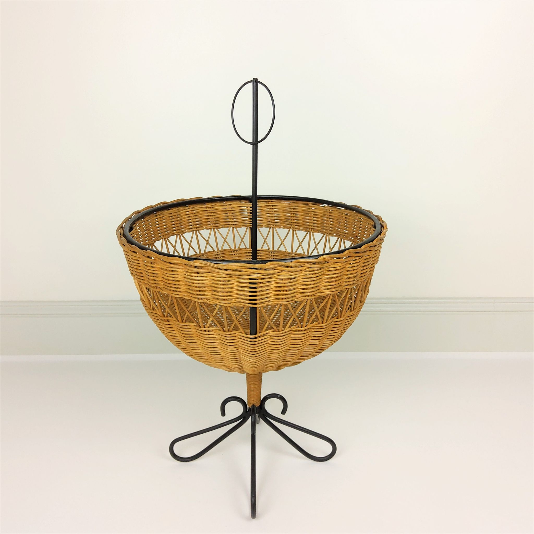 Corbeille rotin et pied métal noir 1950