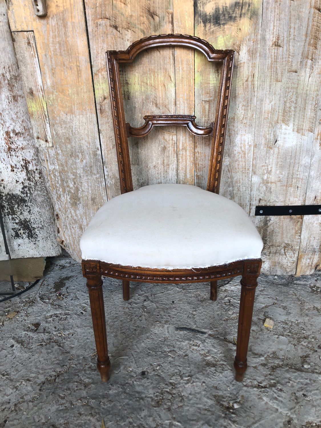 Chair style louis xvi carved wood & vintage white fabric