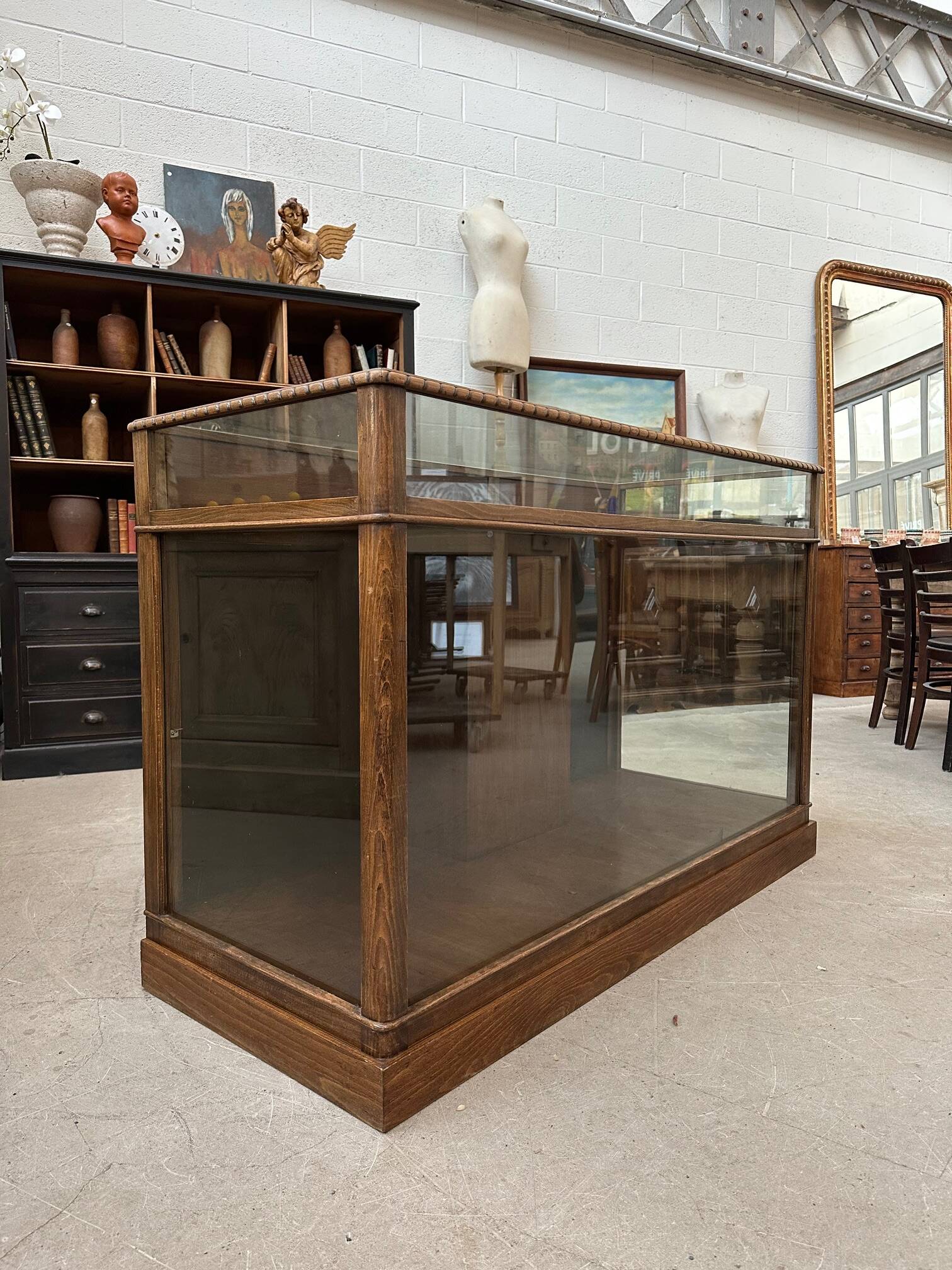 Early 20th century display counter