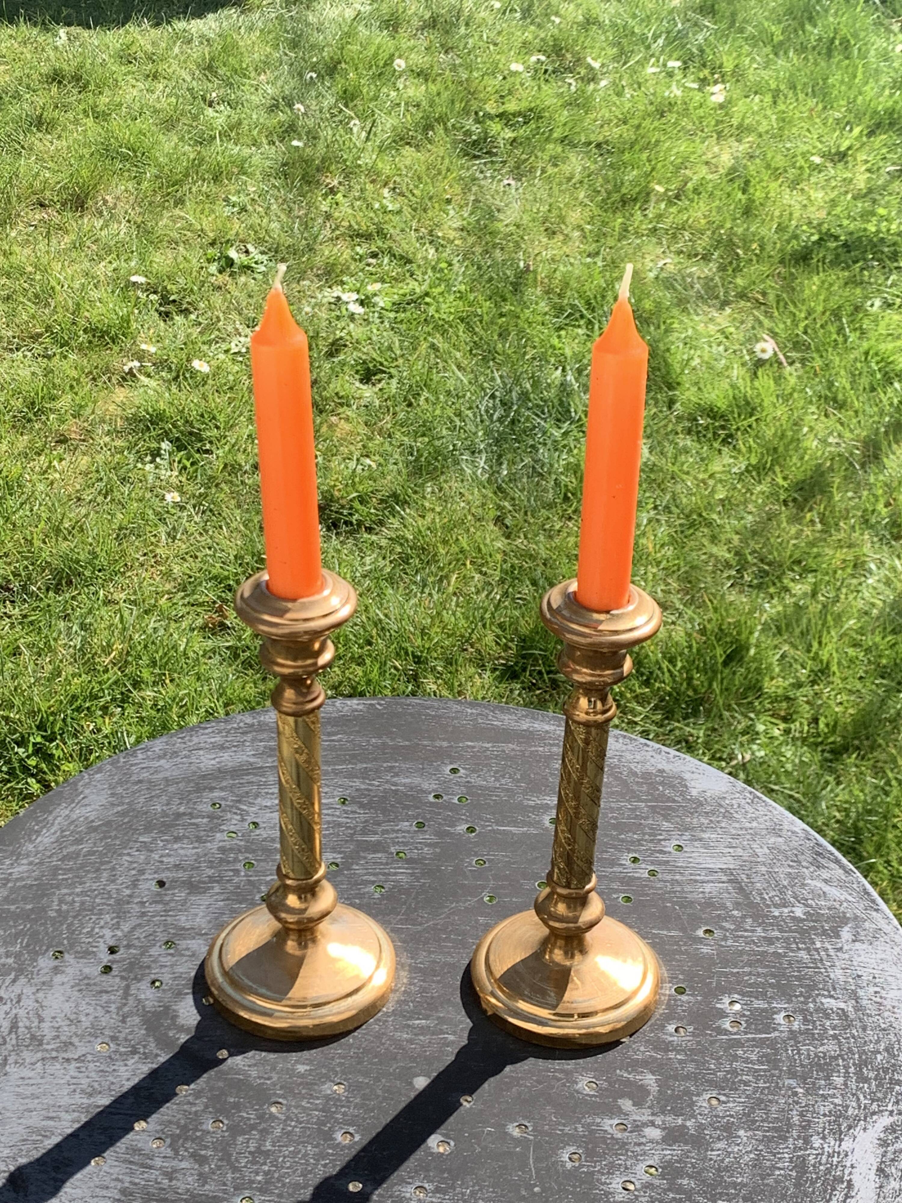 Set of two candlesticks in brass dore, pattern of ivy leaves chiseles on the columns, vintage