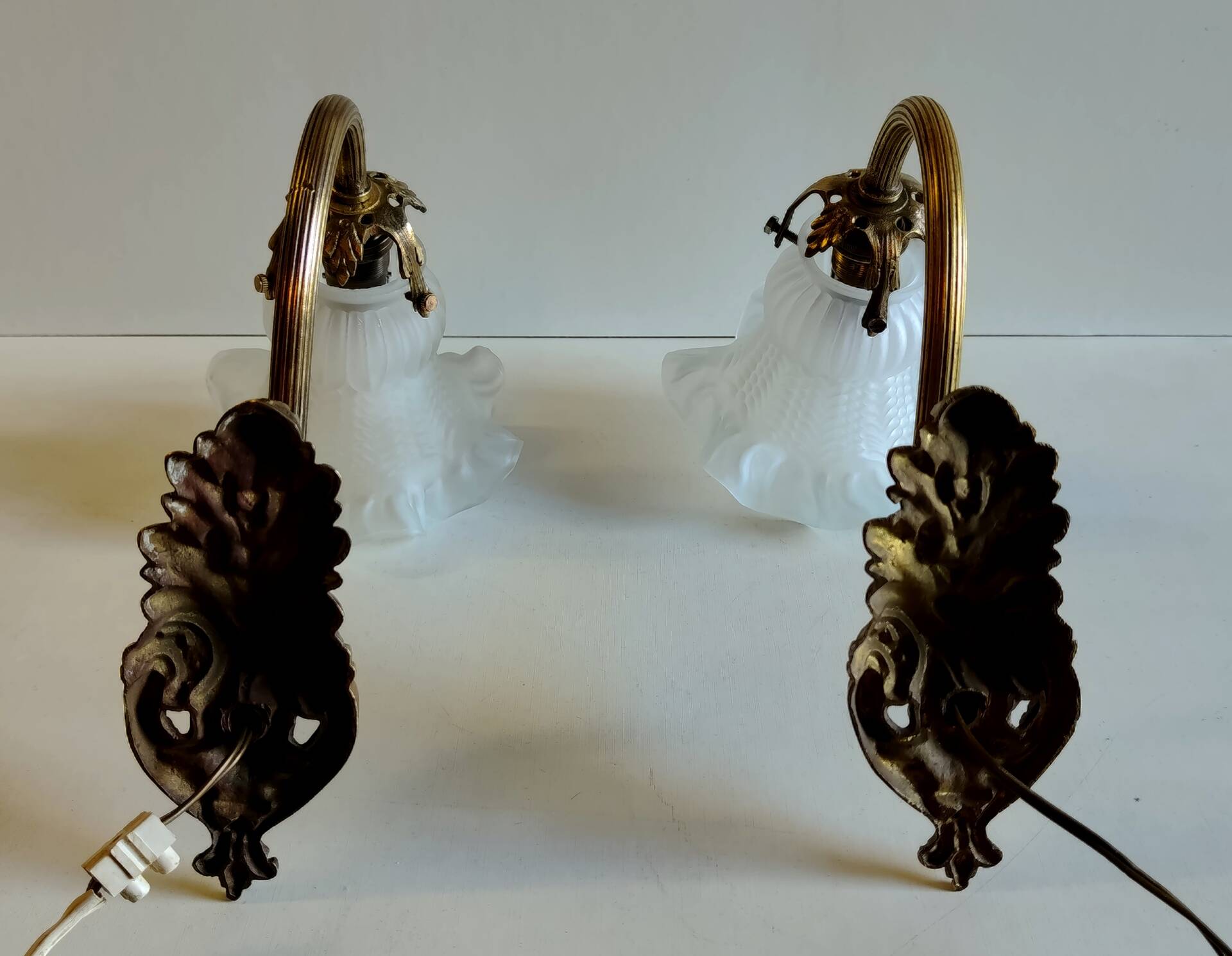 Swan neck wall lights in bronze and glass - early 20th century.