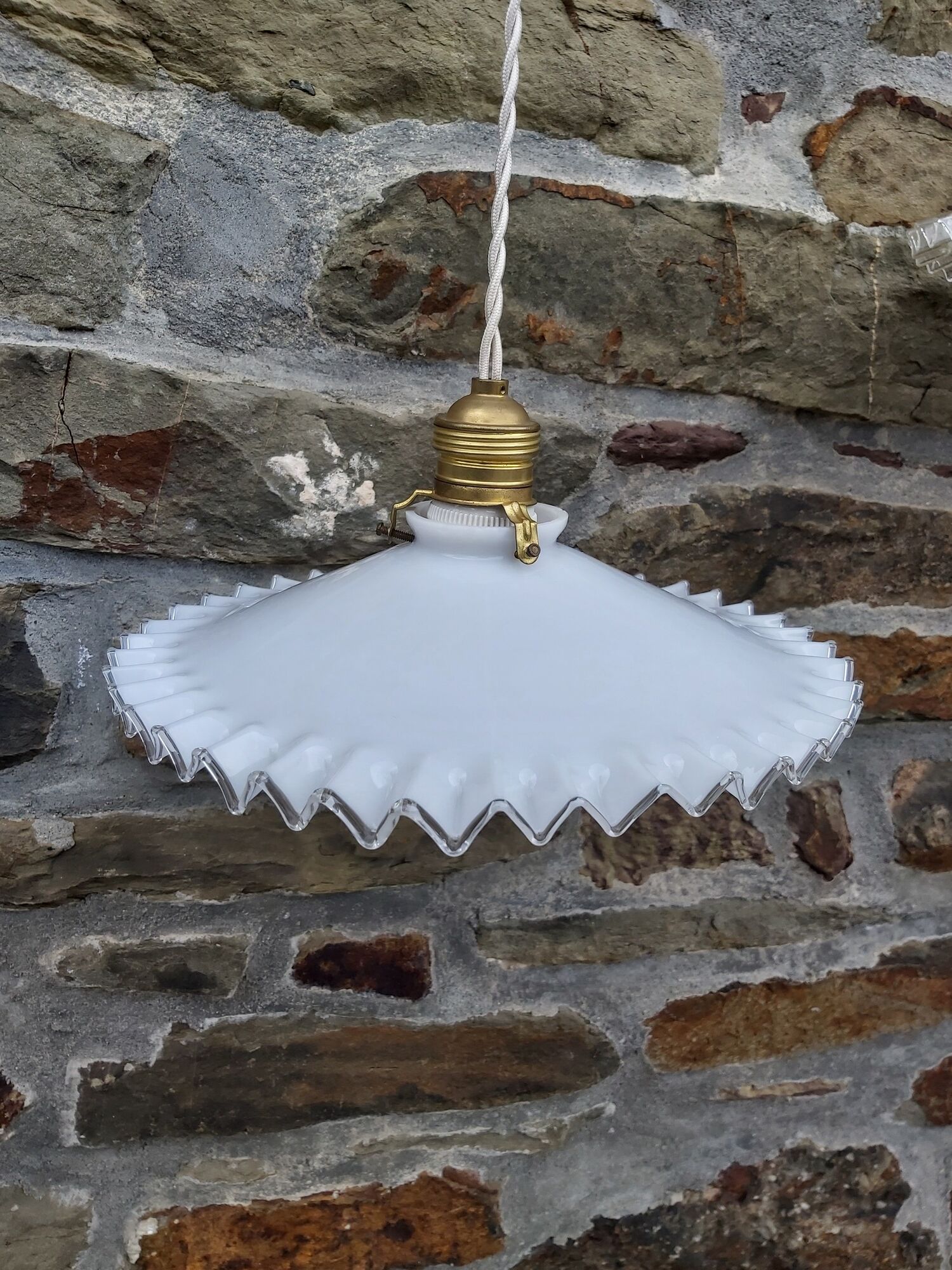 Lot de 4 suspensions en opaline blanche festonnée art Deco