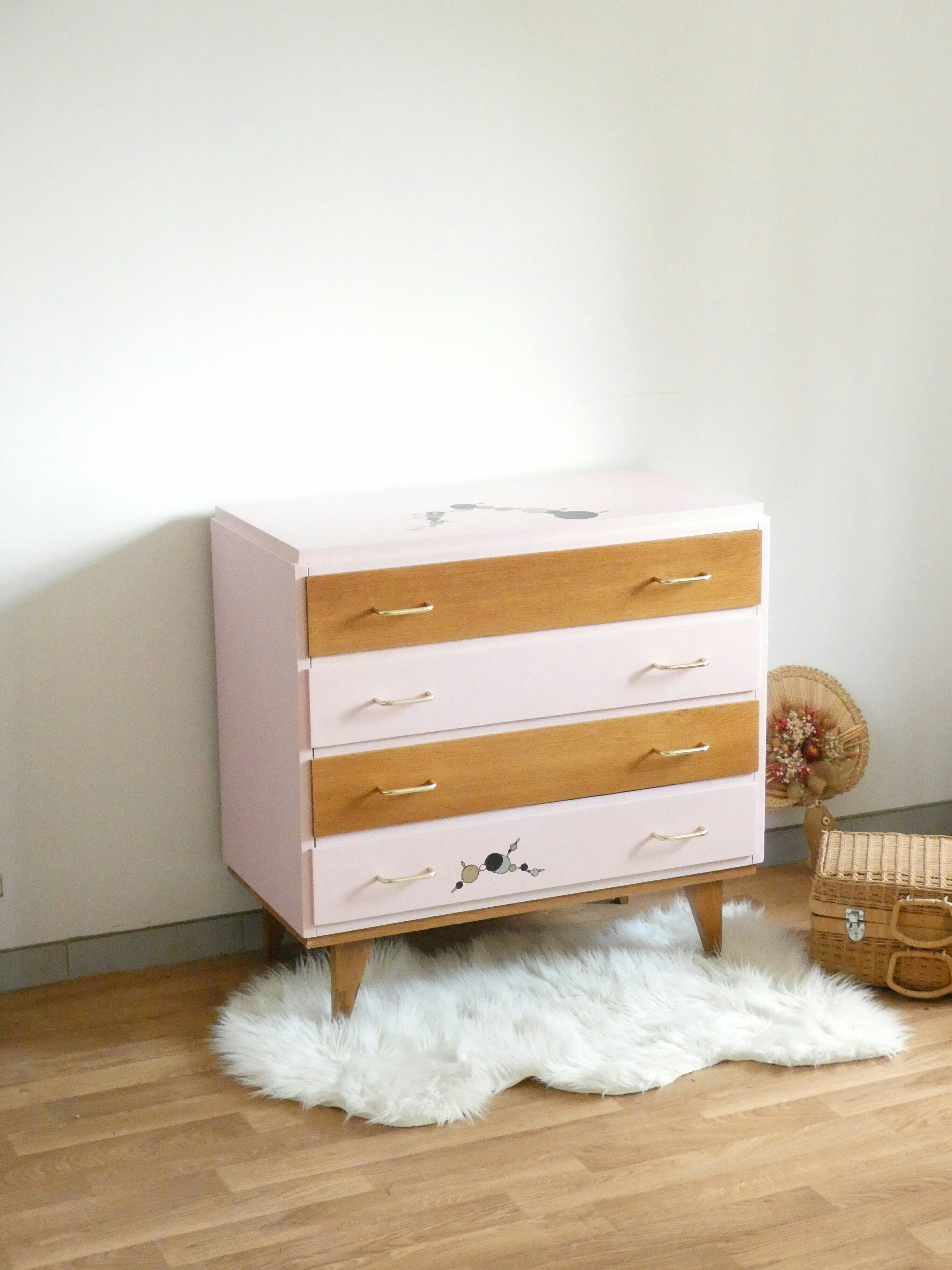 Commodus with compass feet