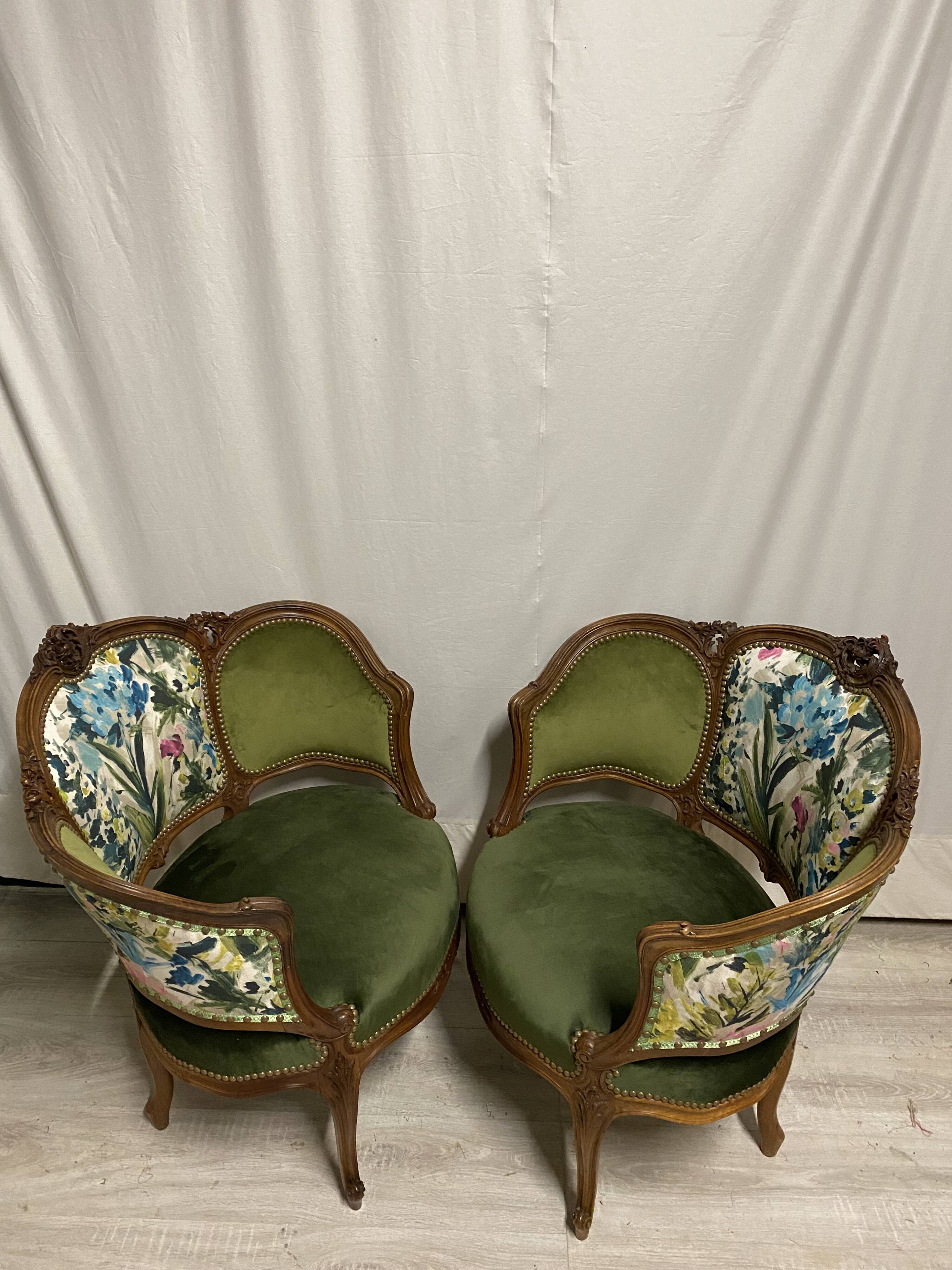 Paire de fauteuils en bois sculpté, XXème s.