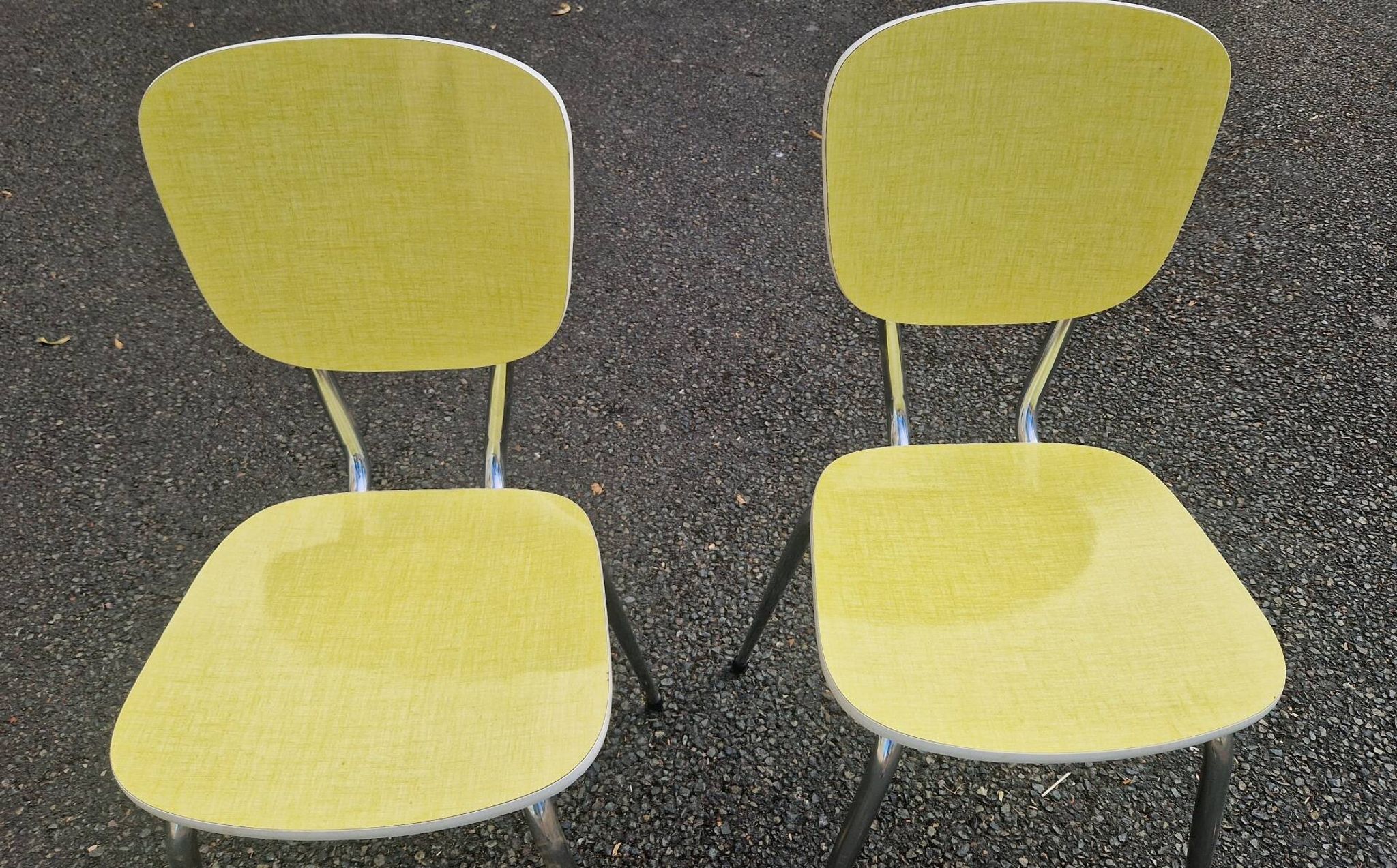 Paire de chaises en formica jaune