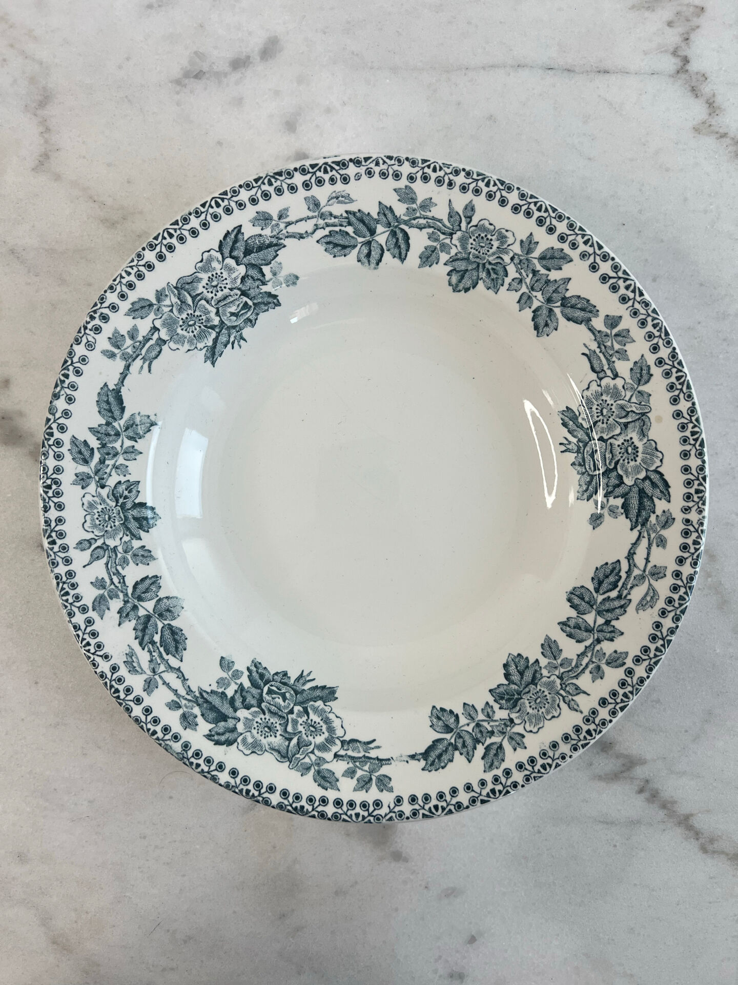Set of 5 mismatched deep plates in earthenware and stoneware.