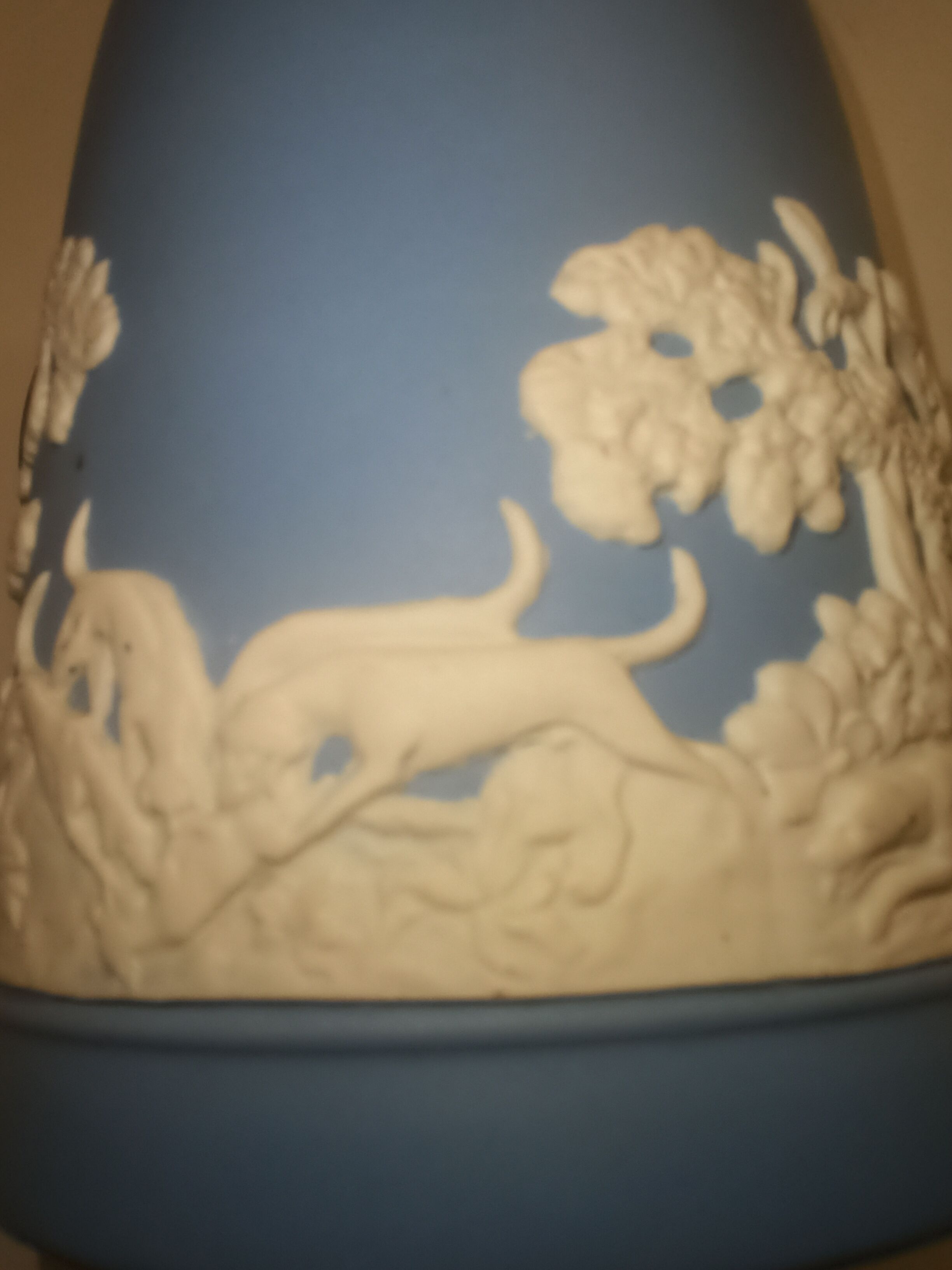 Chope, mug en jaspe. wedgwood, fabrication anglaise. scènes de chasse en relief
