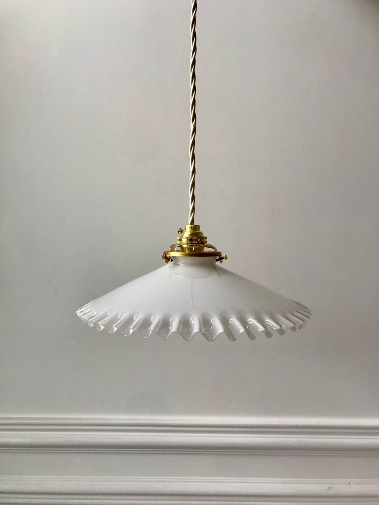 Suspension en opaline dentelée début XXème