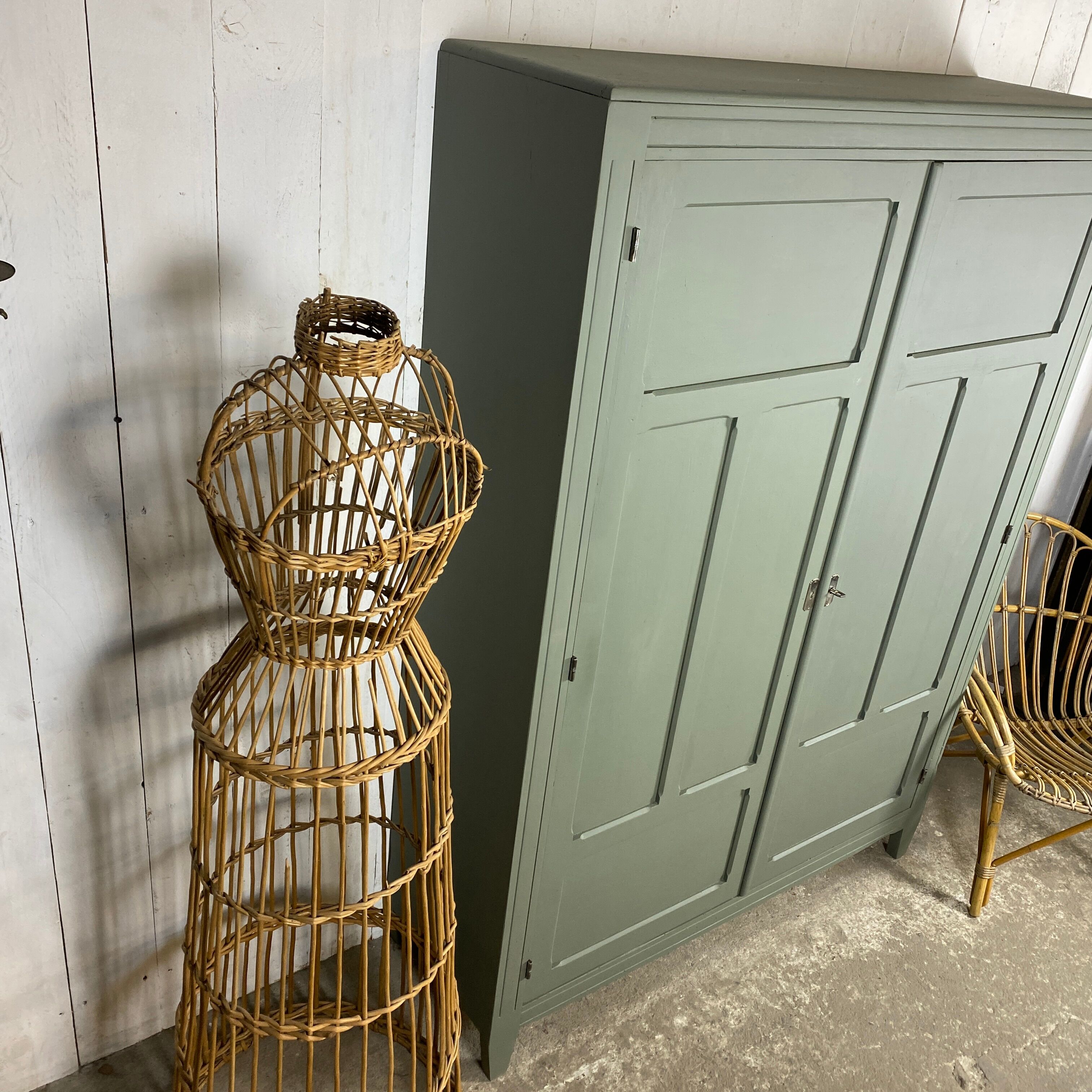 Armoire parisienne vert sauge