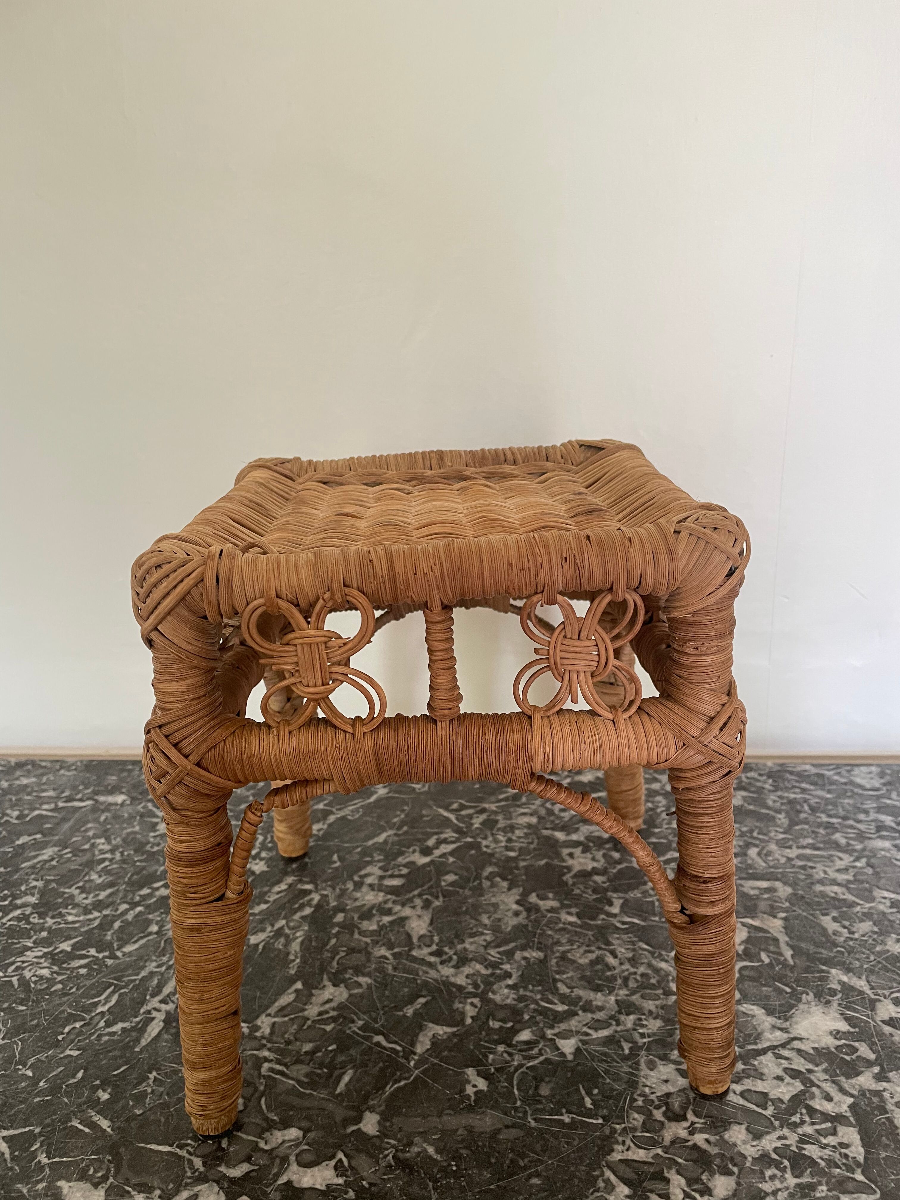 Tabouret en rotin peacock