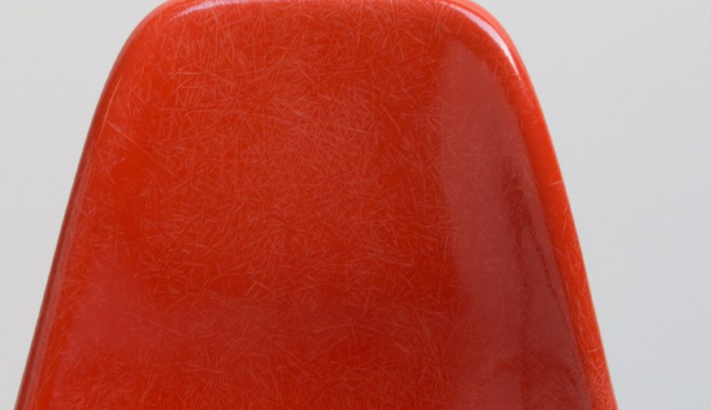 Chaise Eames produite par Herman Miller rouge