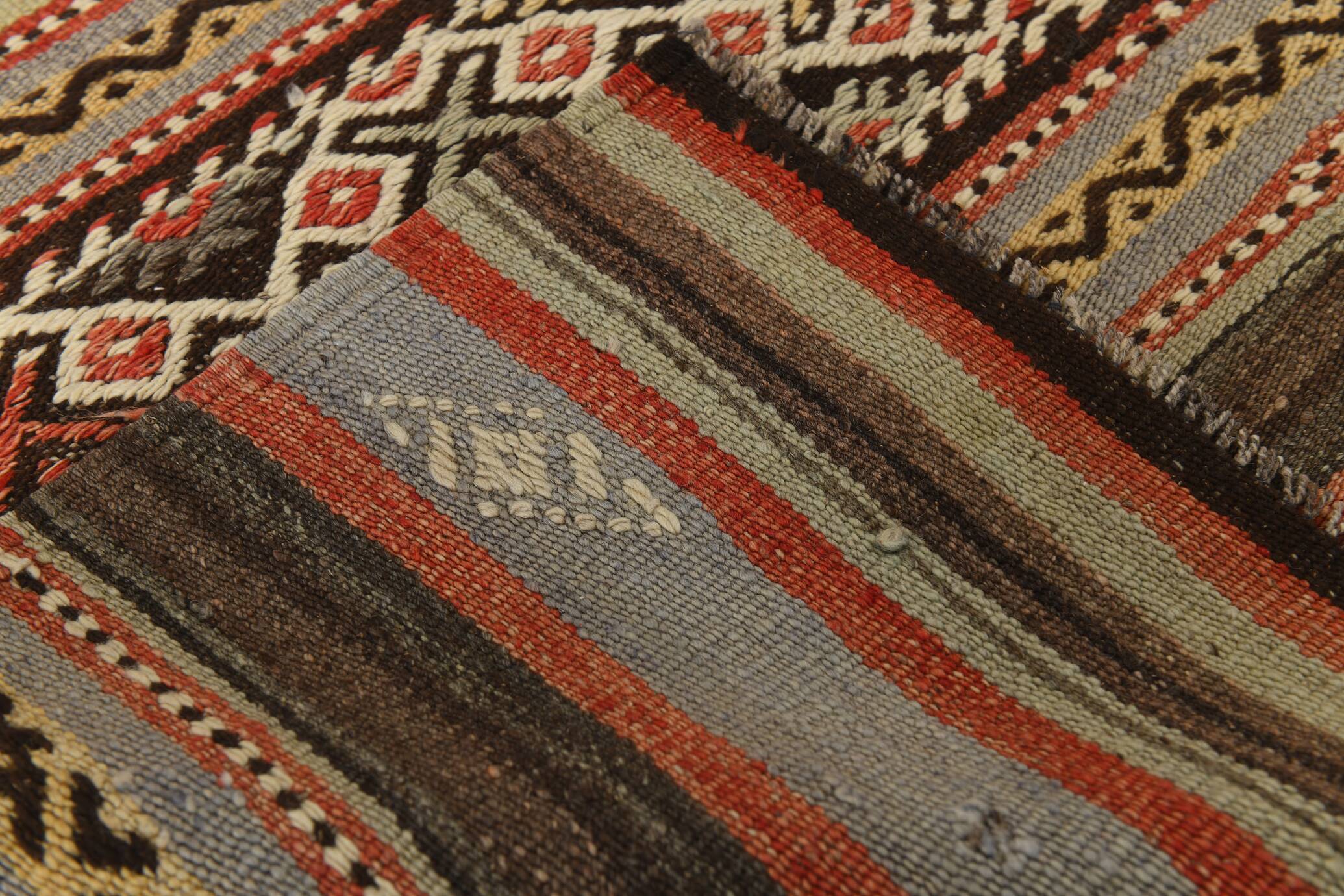 Kilim vintage tons rouges et bruns, motifs ethniques anatoliens, 156x244 Cm