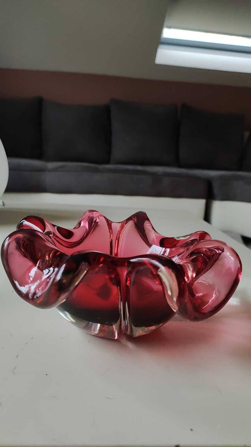 Floral/Corolla shaped pocket emptier. Murano Italy/Chambord by Fratelli Toso. In pink blown glass. Diam 18 cm