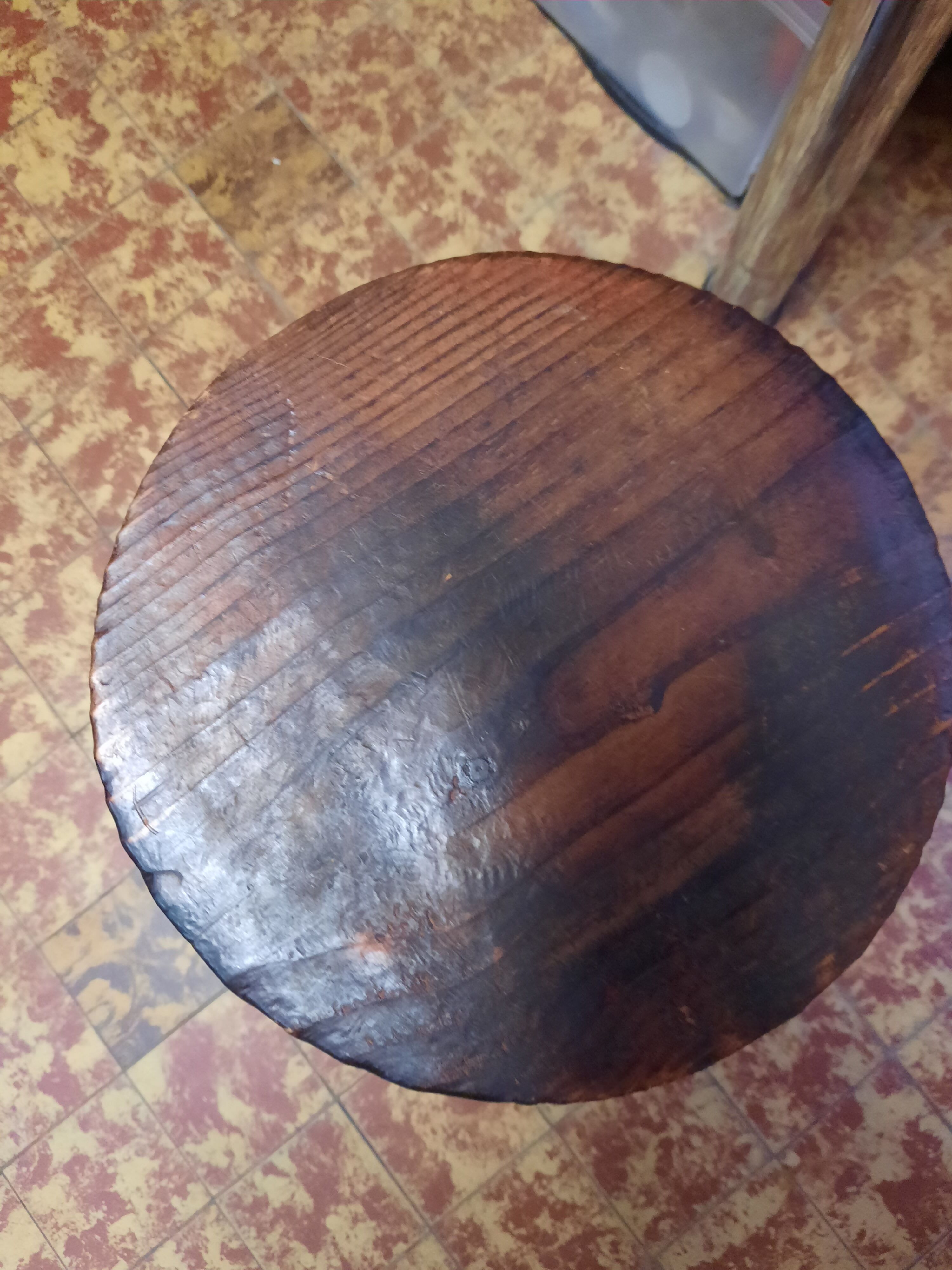Tabouret tripode brutaliste