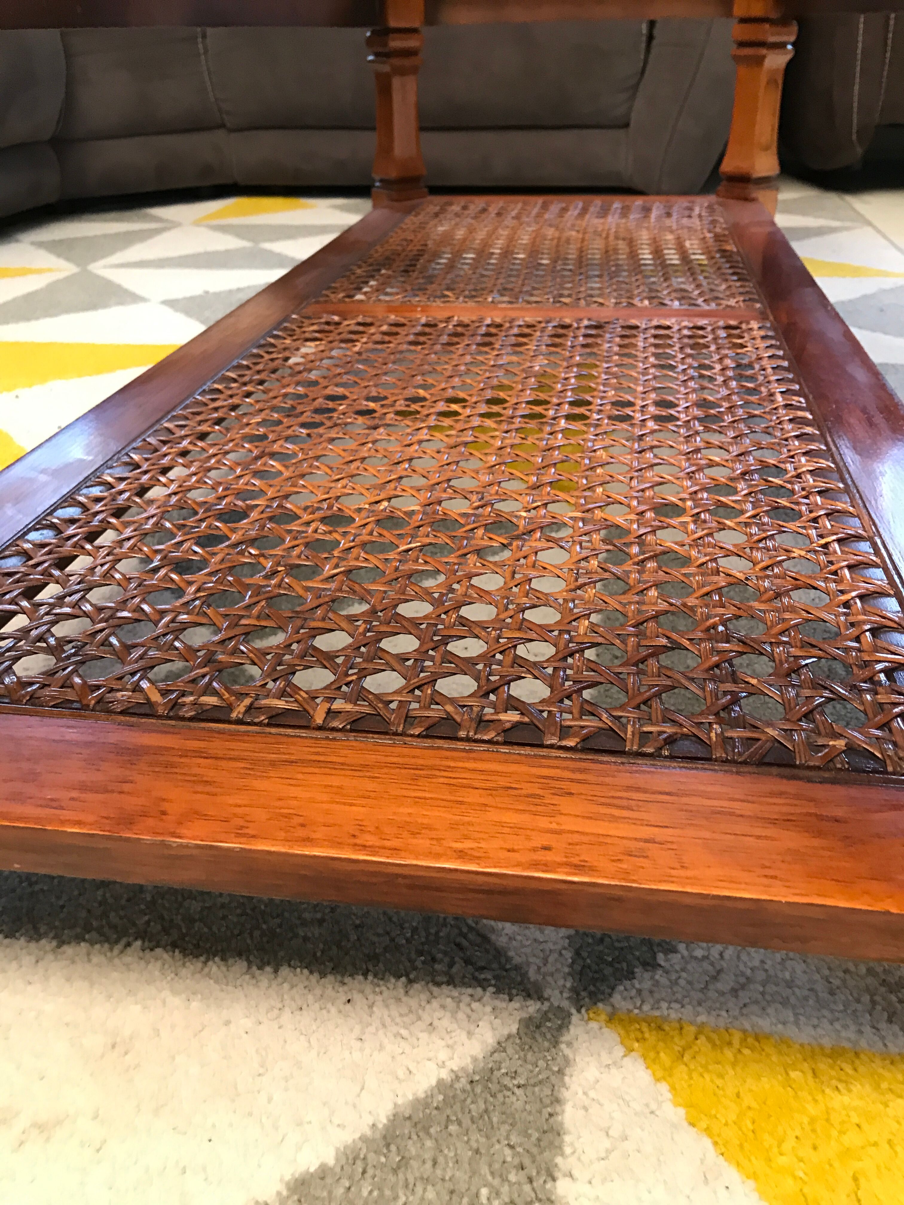 Table basse en merisier plateau verre cannage