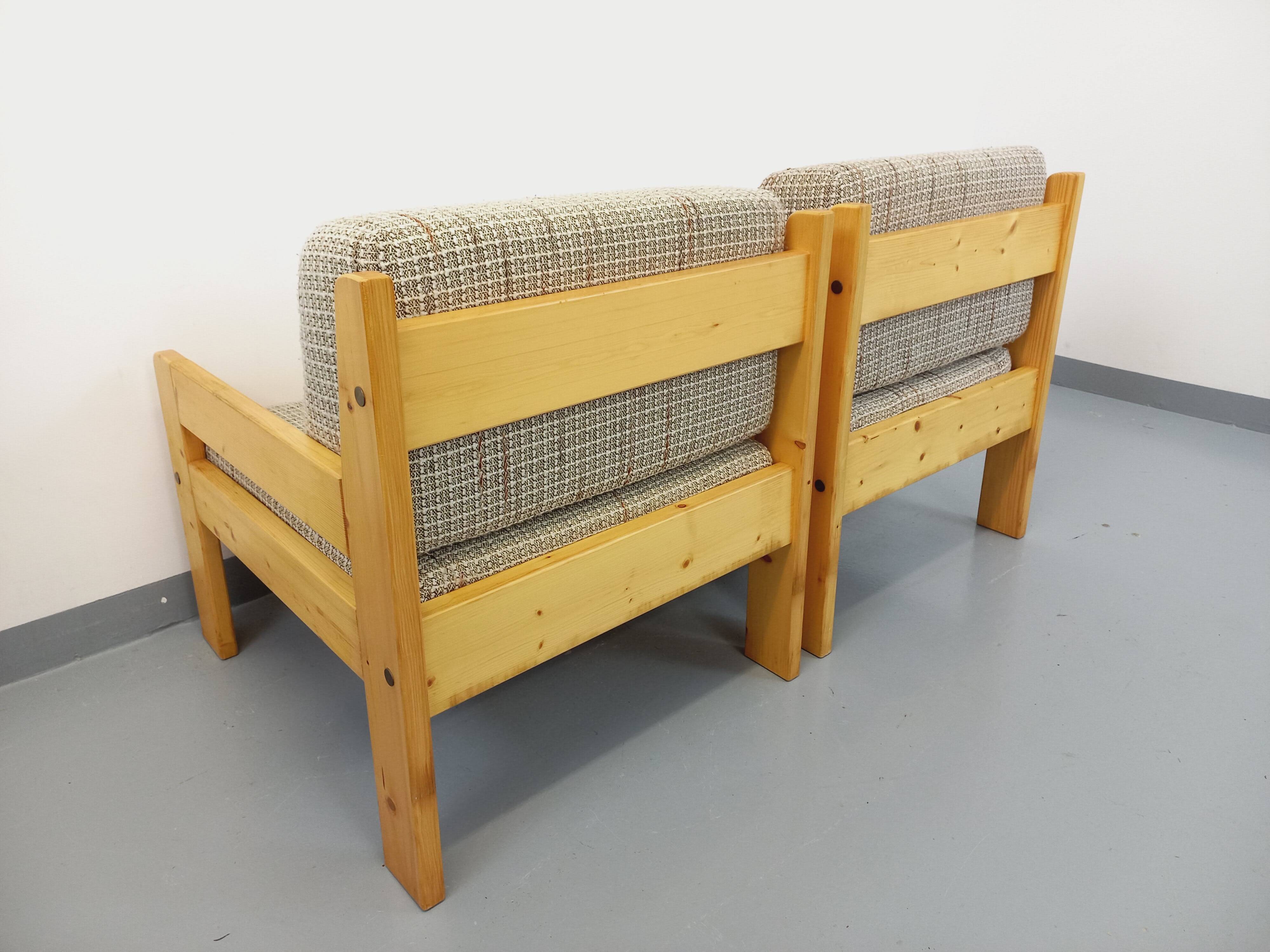 Set of 2 vintage fireside chairs in pine and fabric from the 70s