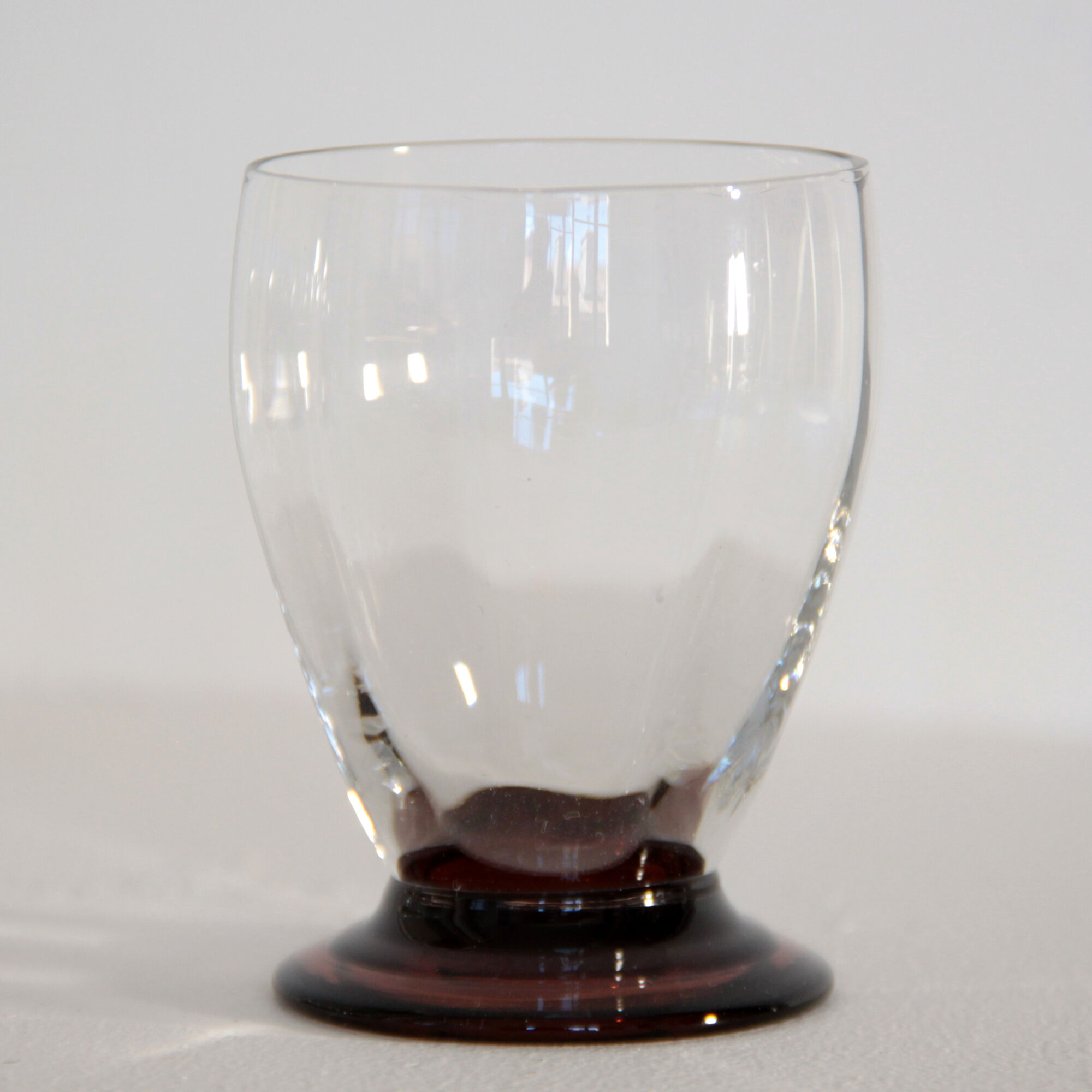 Set of 8 art deco wine or water glasses and red-brown coloured foot