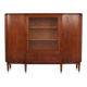 Buffet haut en noyer, design danois, années 1960, production : Danemark