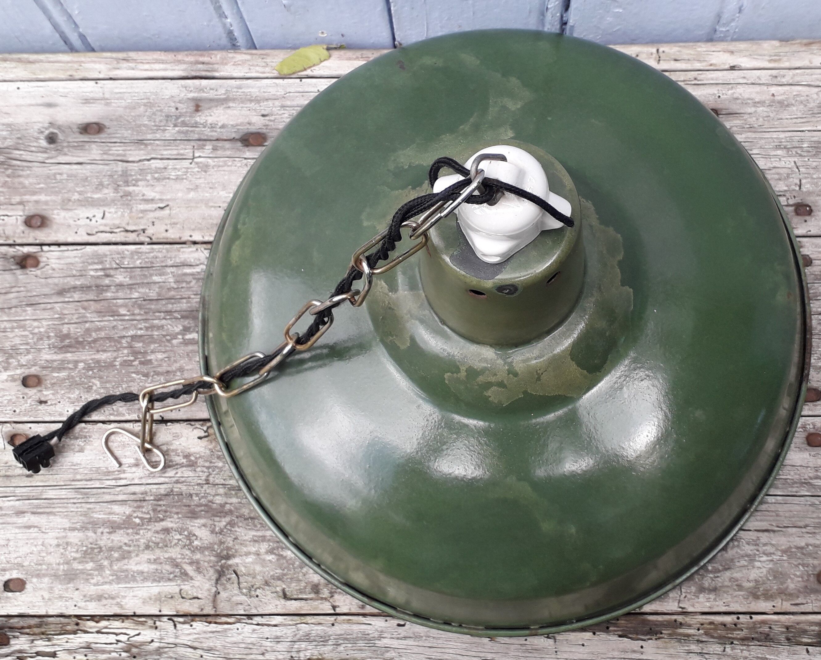 Hanging lamp in green enamelled sheet metal
