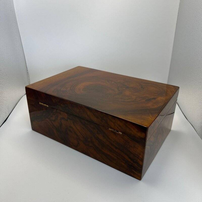 Biedermeier Box in Walnut Veneer on Maple, Austria, 1840s