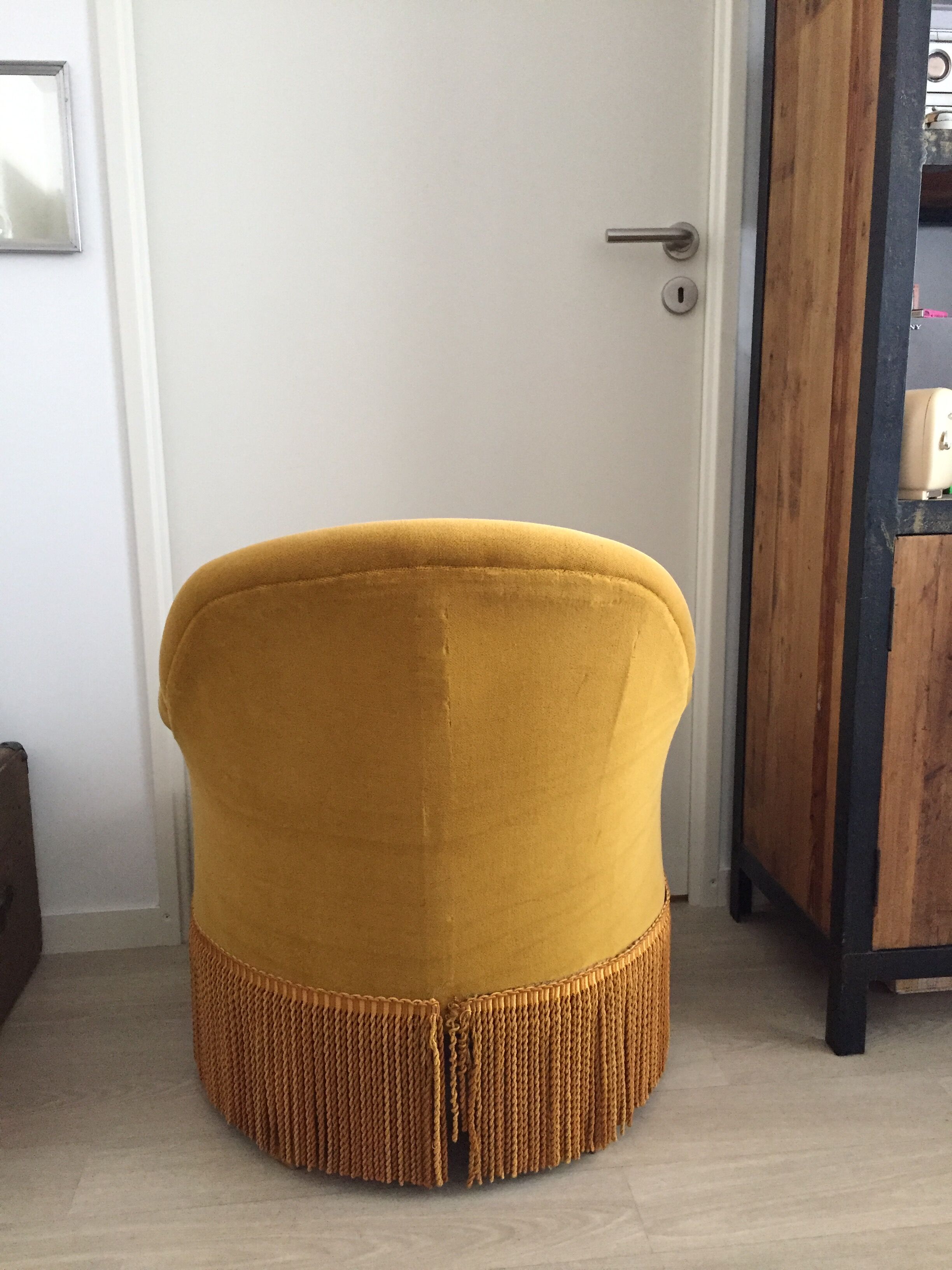 Toad fringed velvet armhair