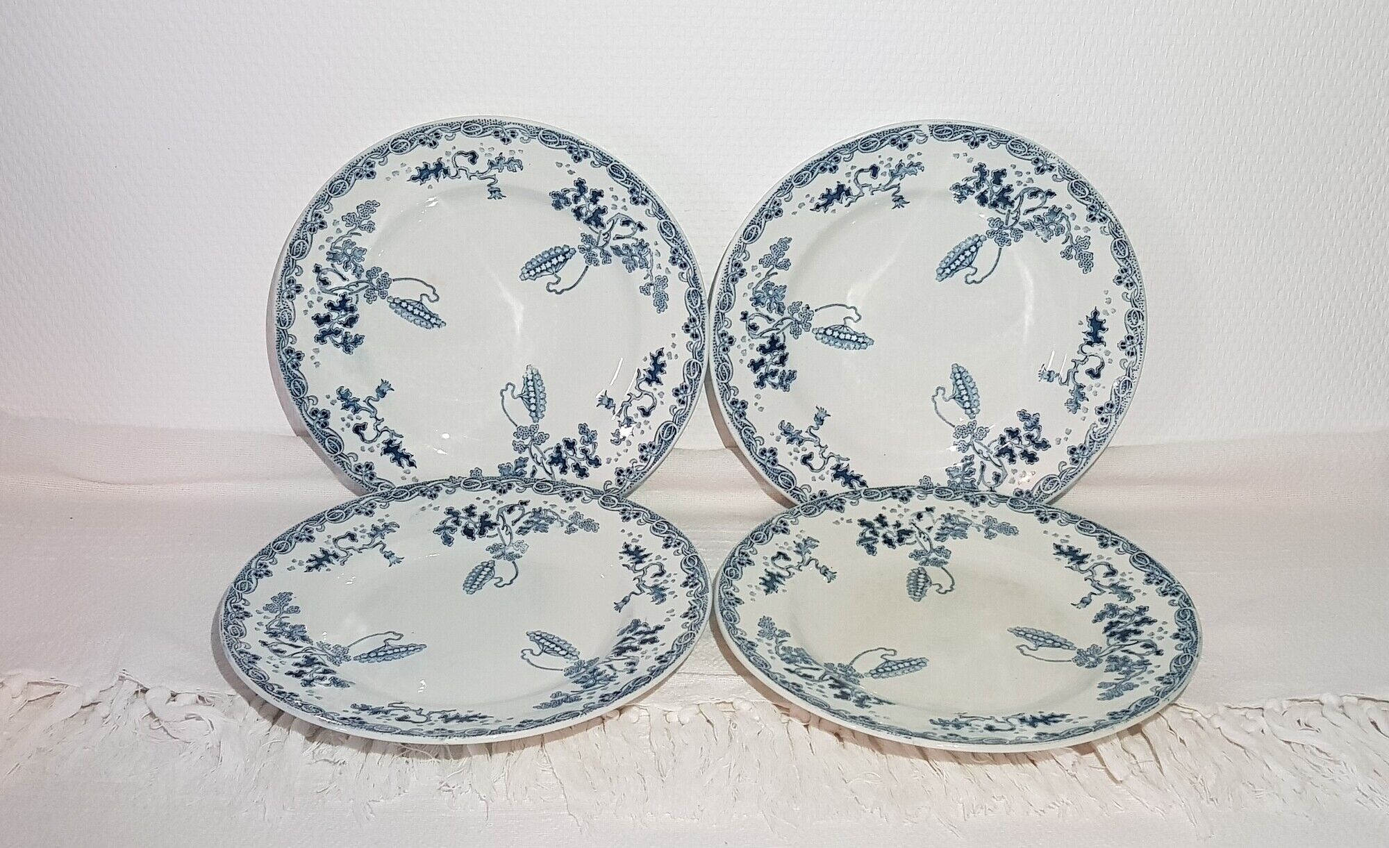 Lot 4 flat plates in Earthenware of St Amand and Hamage model Modern-Style, iron earth.