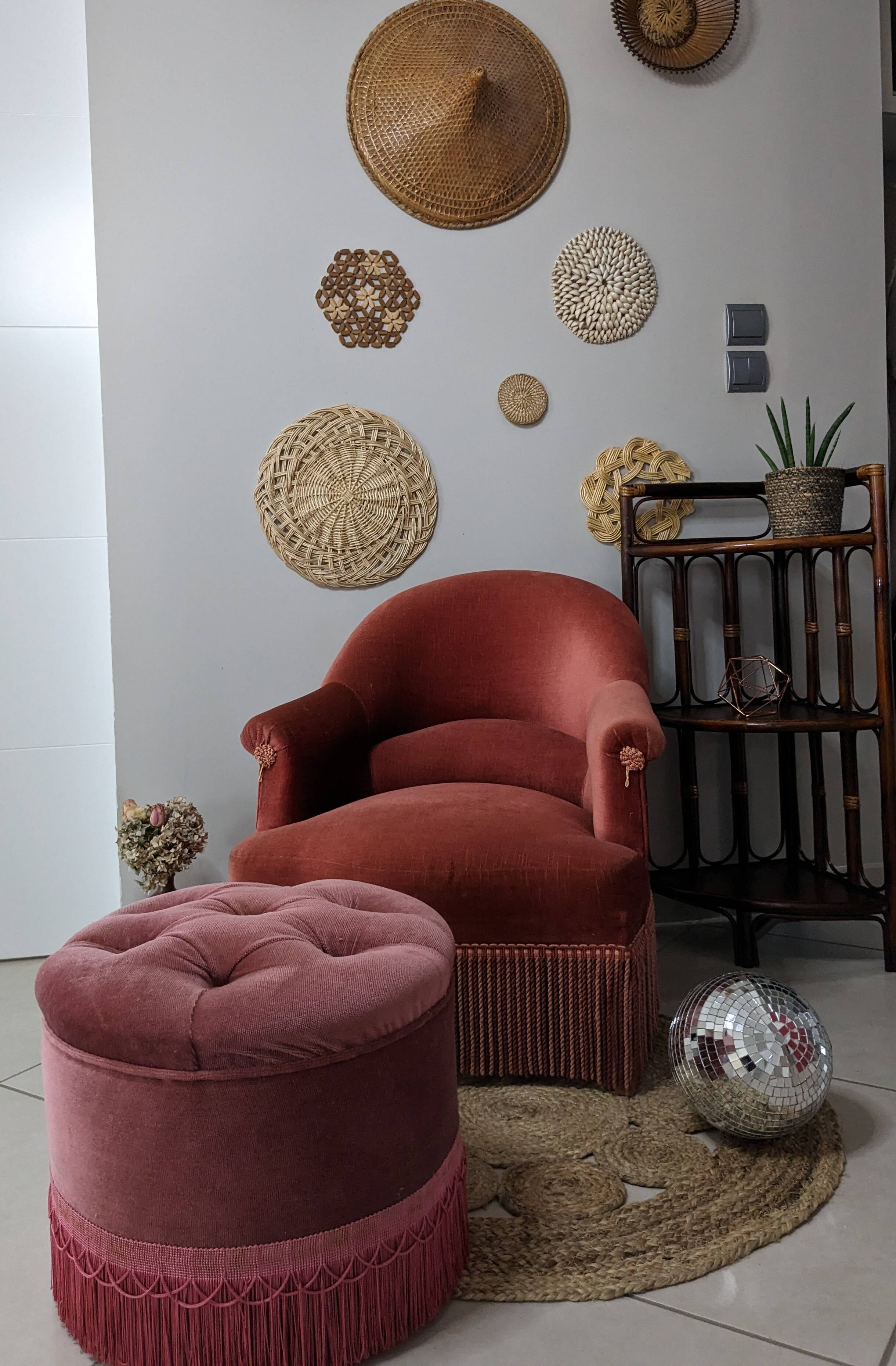 Pouf or footrest in pink velvet with fringes