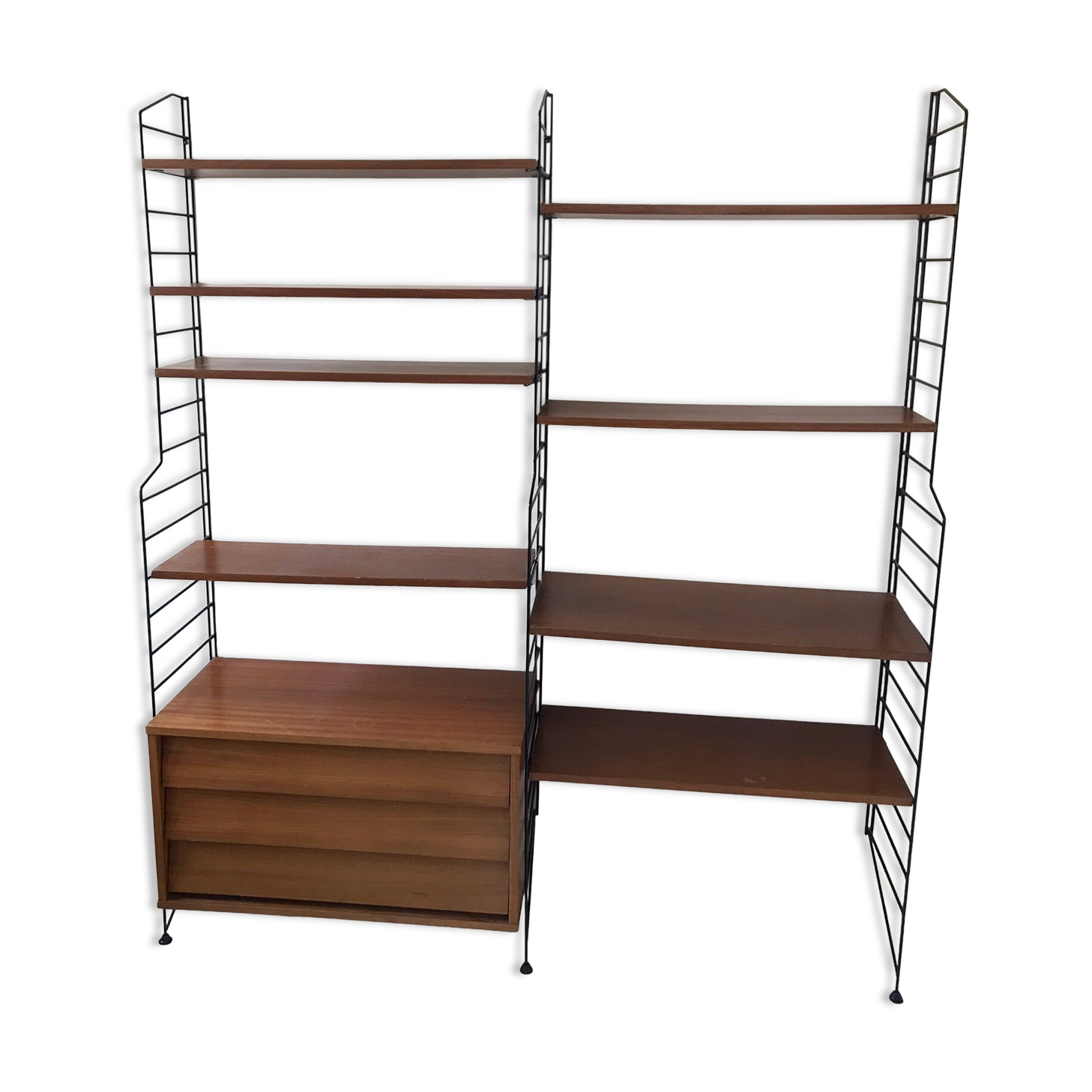 Self-supporting modular wall shelf