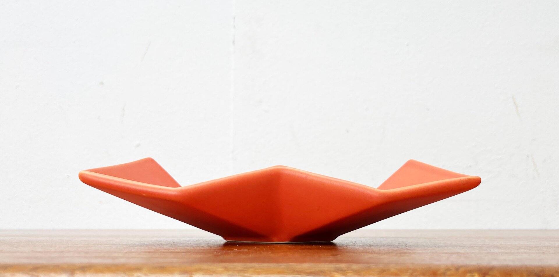 Postmodern minimalist ceramic bowl from the Asa collection, 1980s.