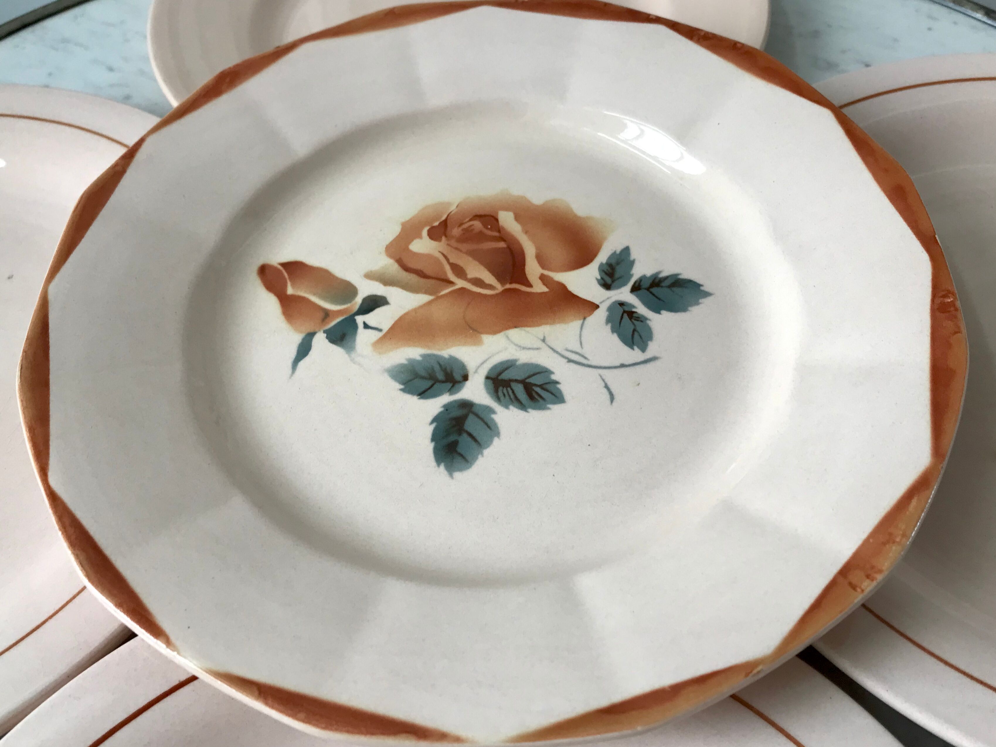 Set of 5 flat plates powder pink Digoin Sarreguemines and Longwy years 30-40