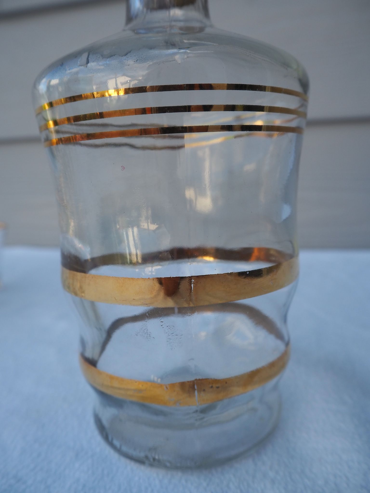 Golden liqueur service from the 1950s-1960s and its 12 glasses.