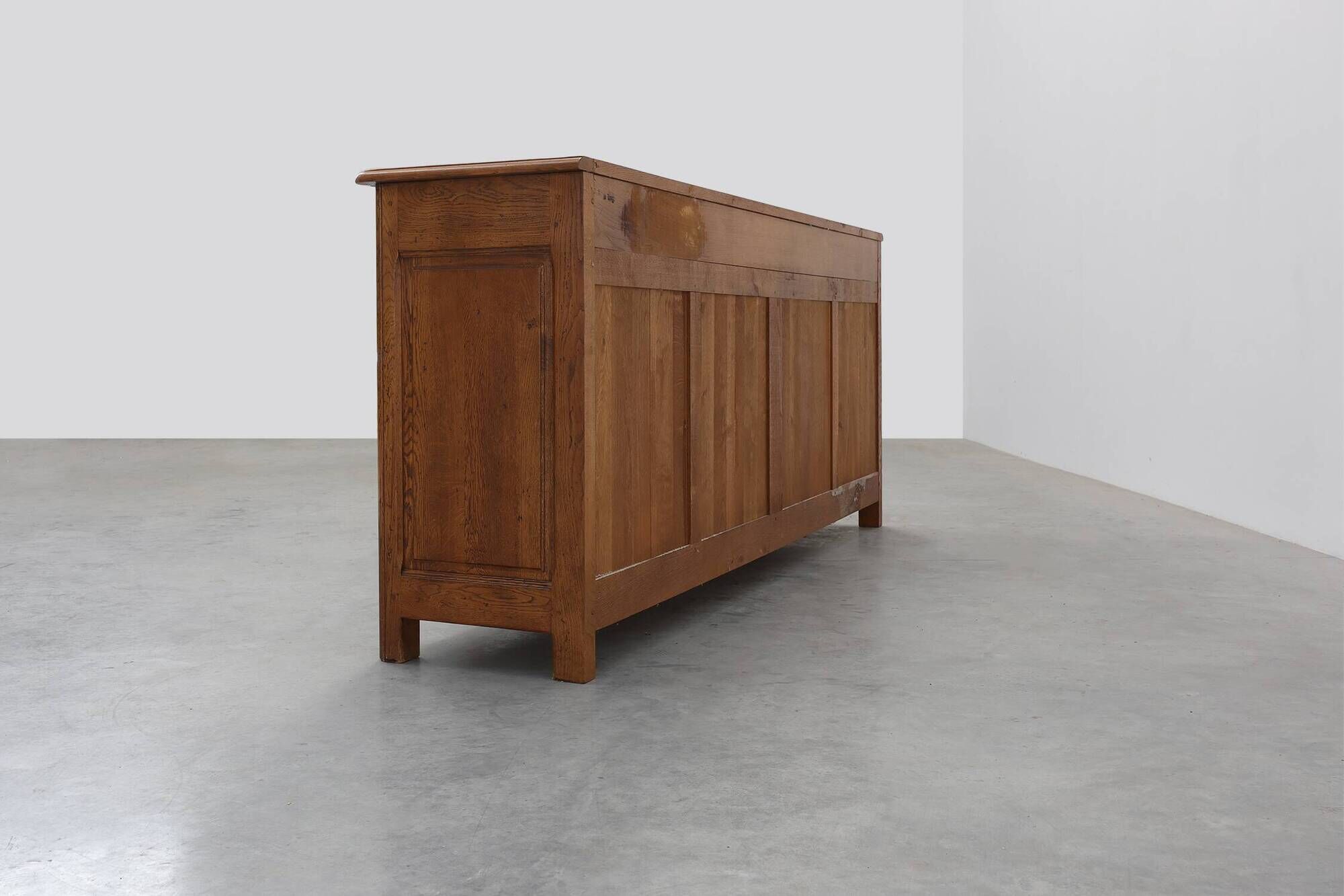 Buffet monumental en chêne par De Tonge, France, milieu du 20e siècle