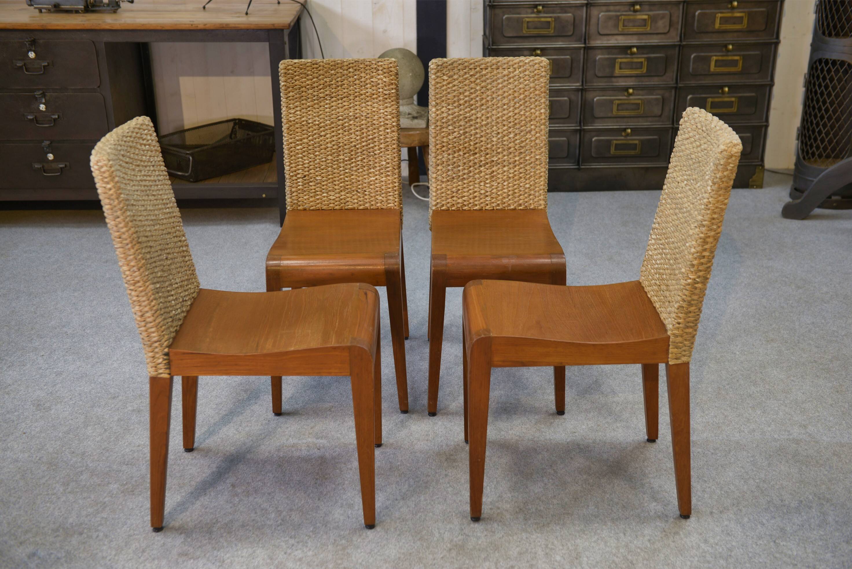 4 chaises éditées par Yothaka