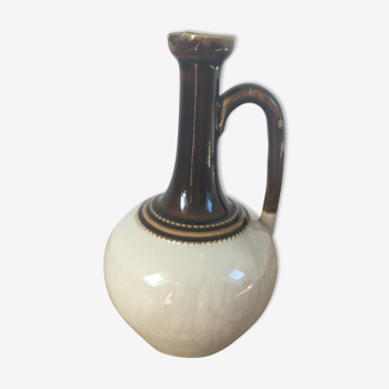 Pitcher in two-tone sandstone