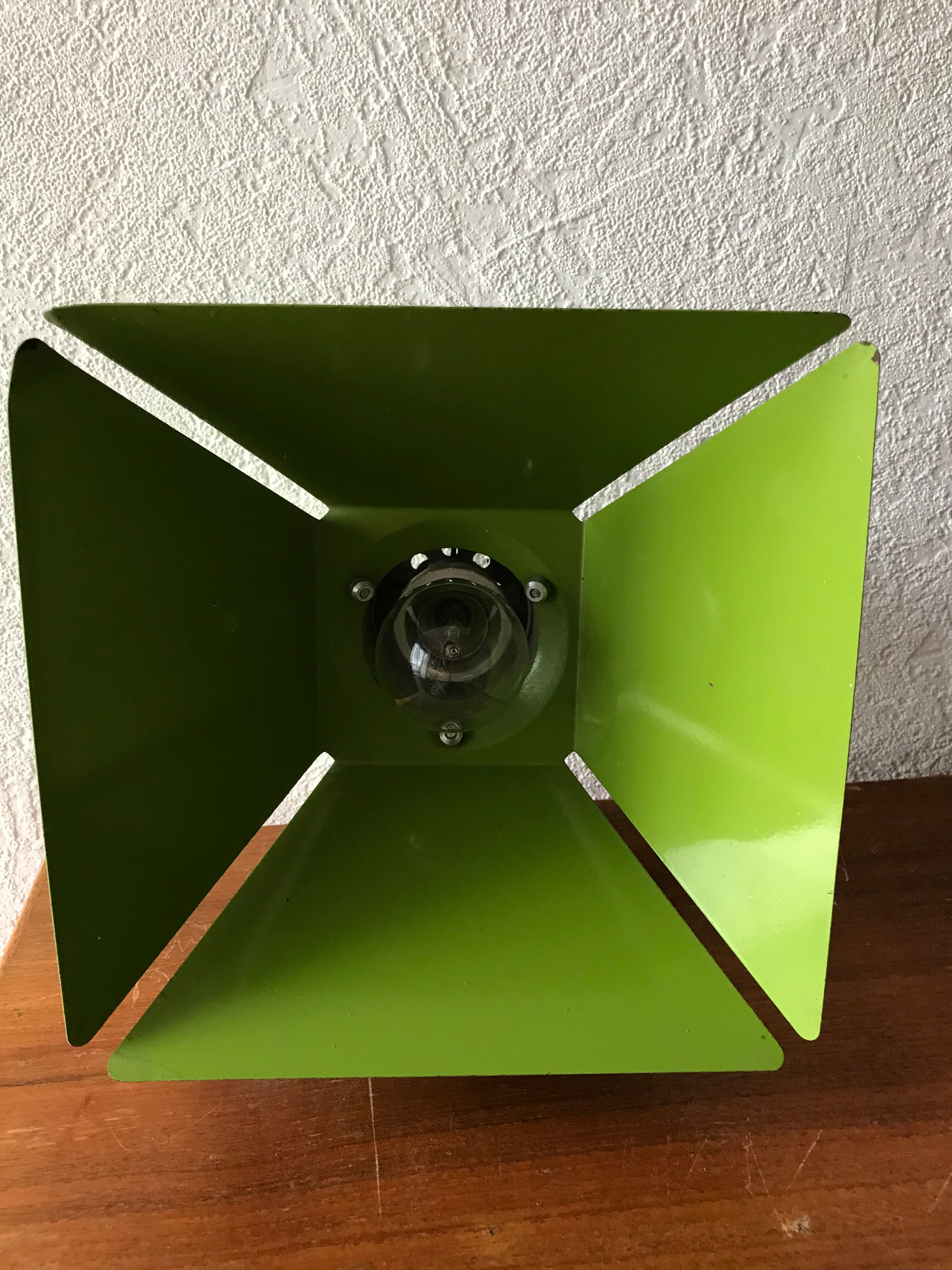 Spot articulated green laqué metal