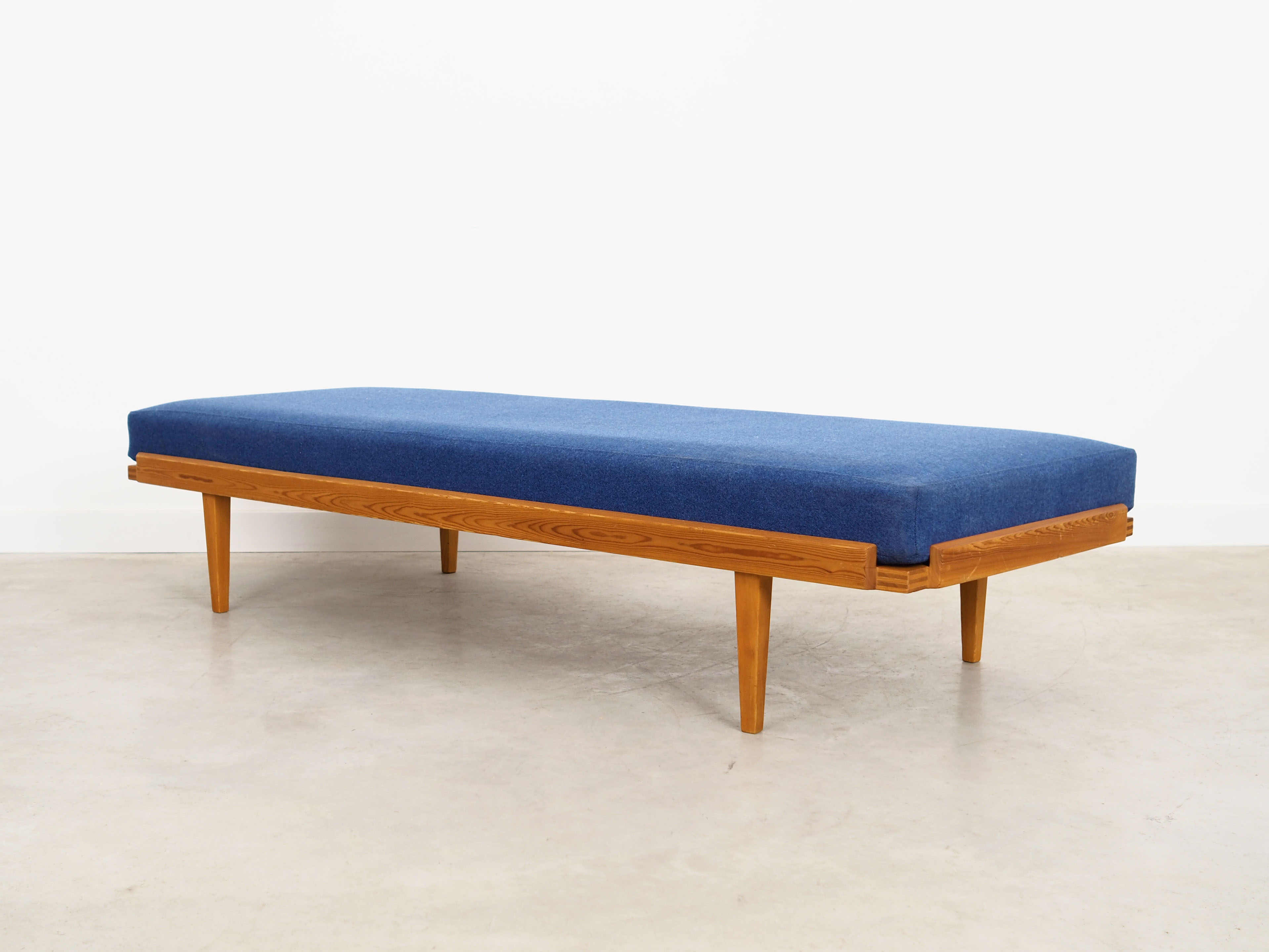 Pine daybed, Danish design, 1970s, manufactured by Horsens Møbelfabrik