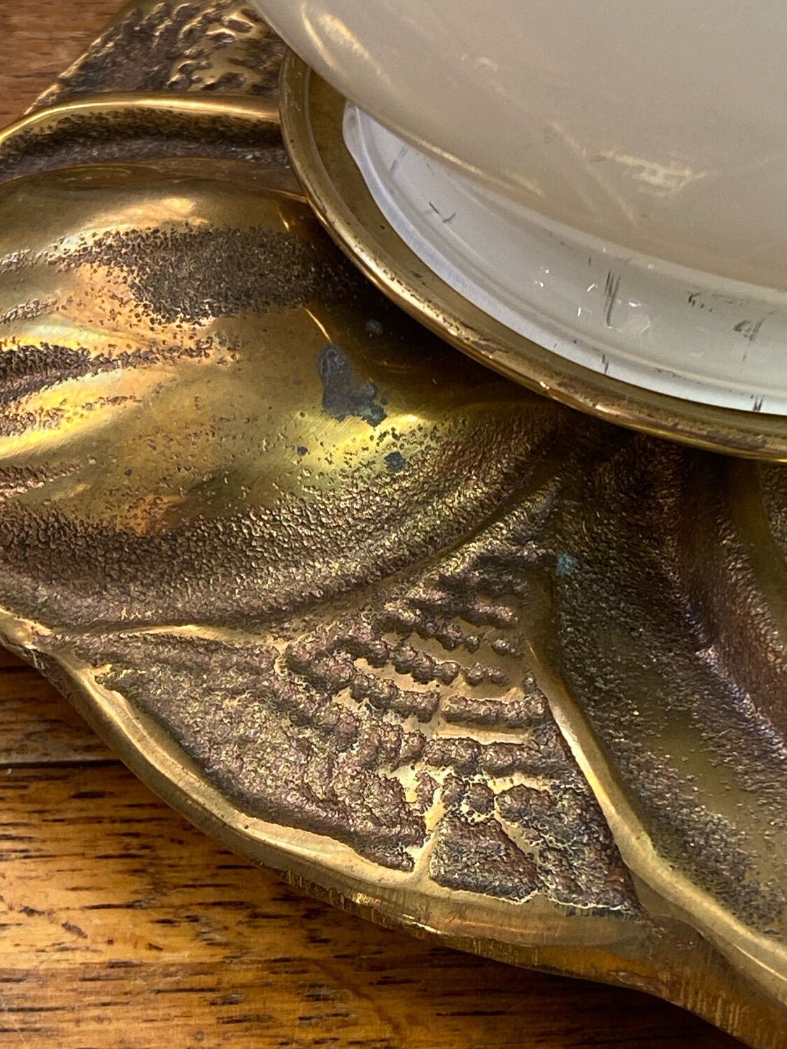 Lampe, forme de feuille, en bronze