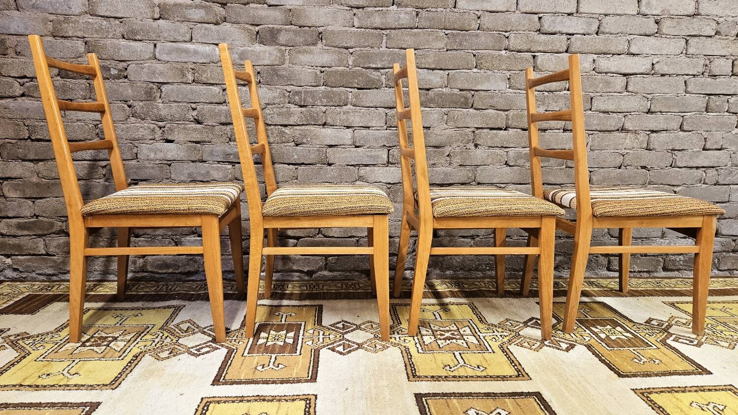 Quatre chaises bois vintage 1970