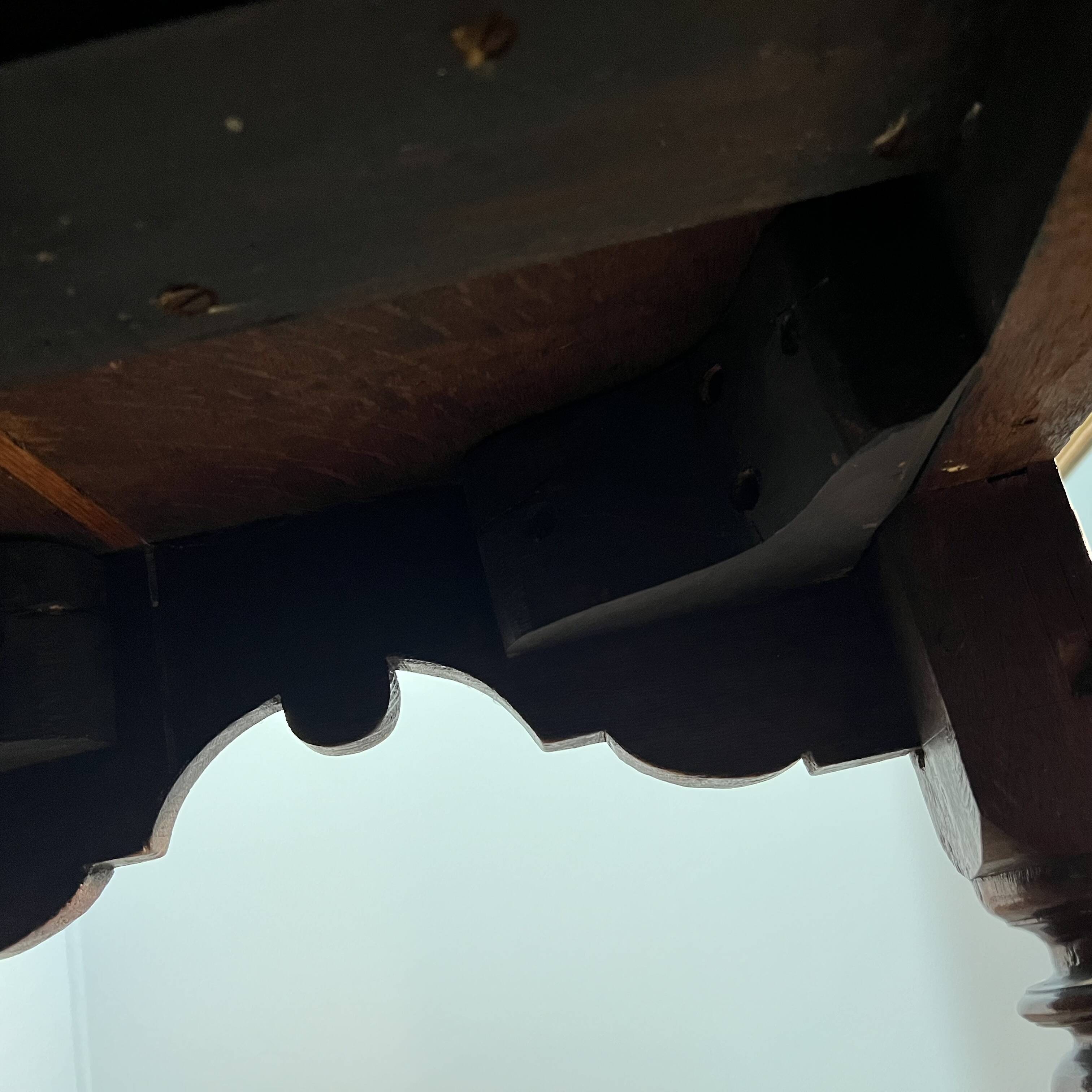 18th-century oak Gateleg drop-leaf dining table