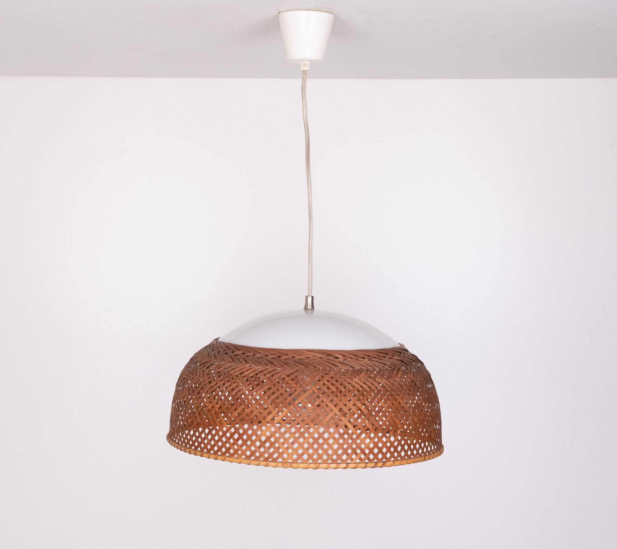 Lampe suspendue en osier du Japon des années 1970